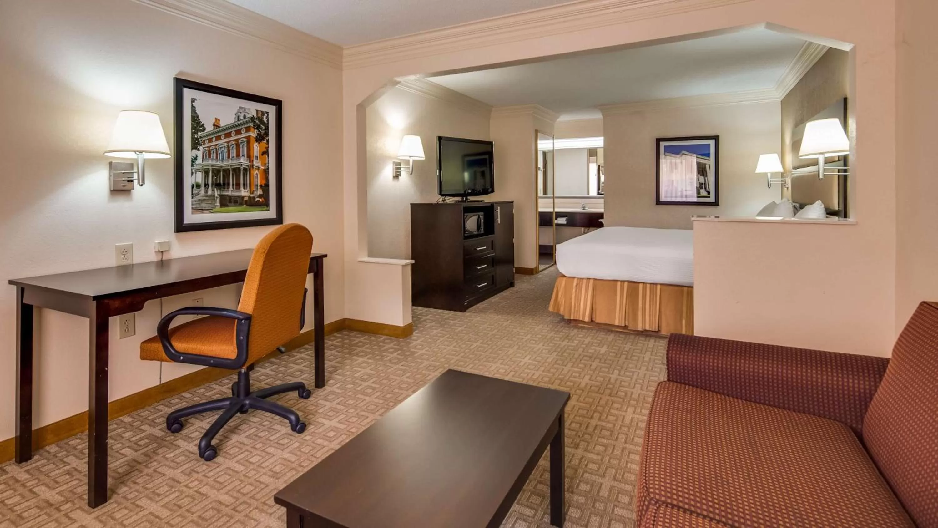 Photo of the whole room, Bed in Best Western Inn & Suites of Macon