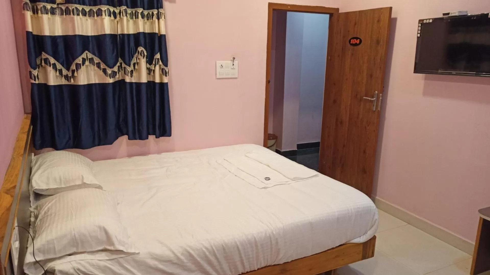 Bed in Aarthi Residency