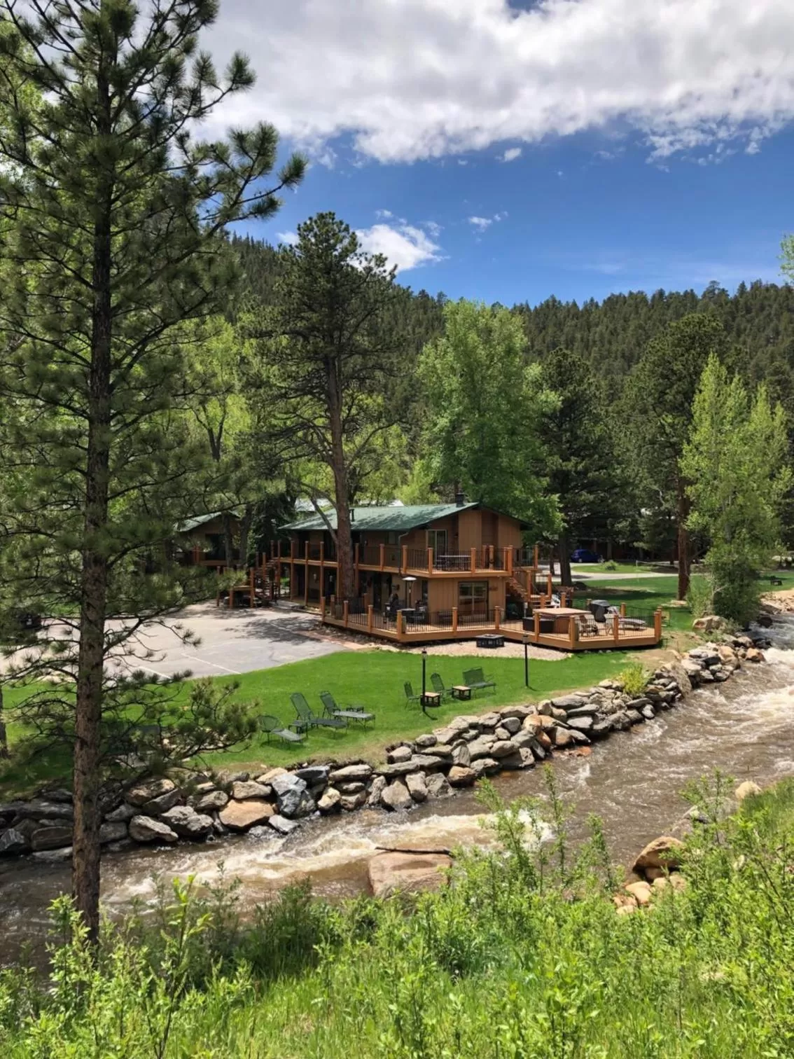 Spring in 4 Seasons Inn on Fall River