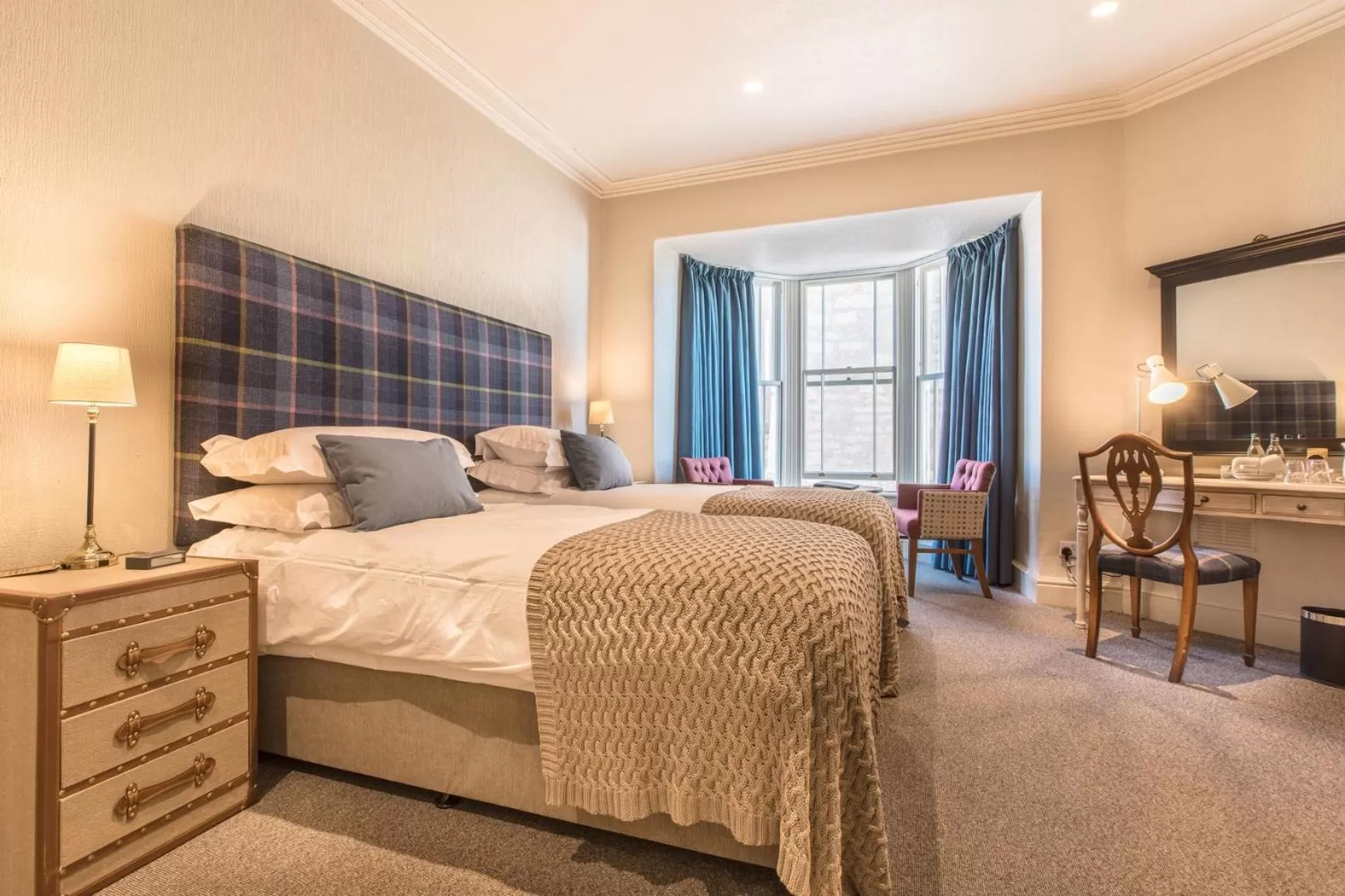 Shower, Bed in The George Hotel