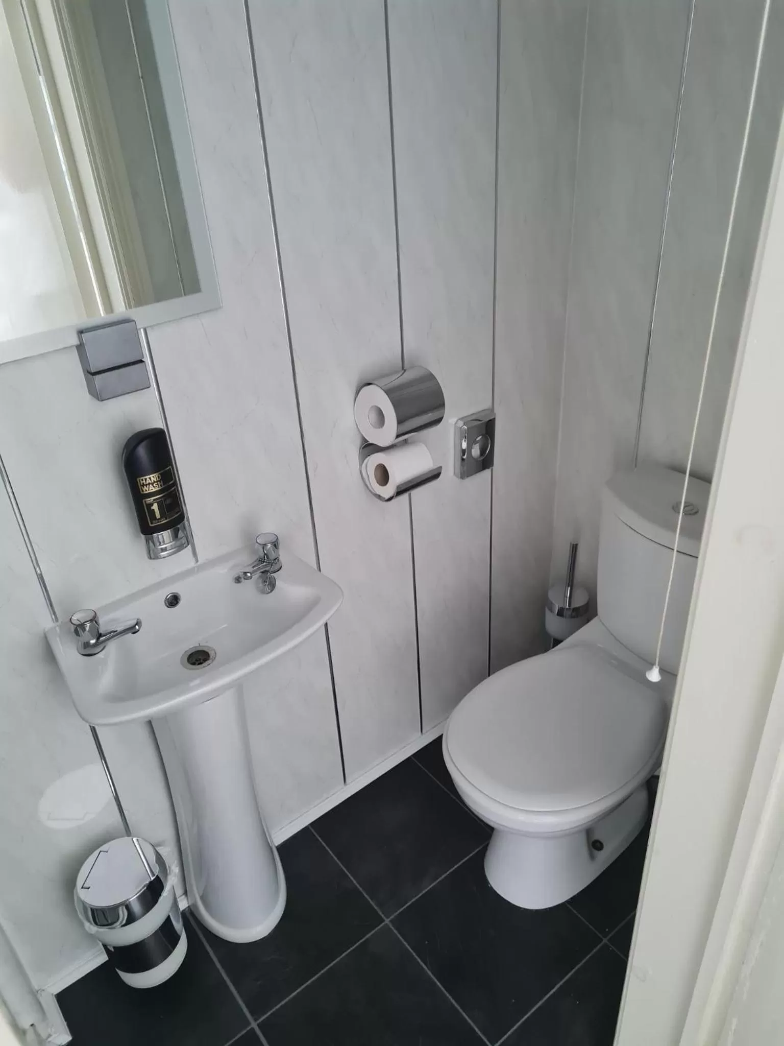 Bathroom in Queens Plaza Hotel