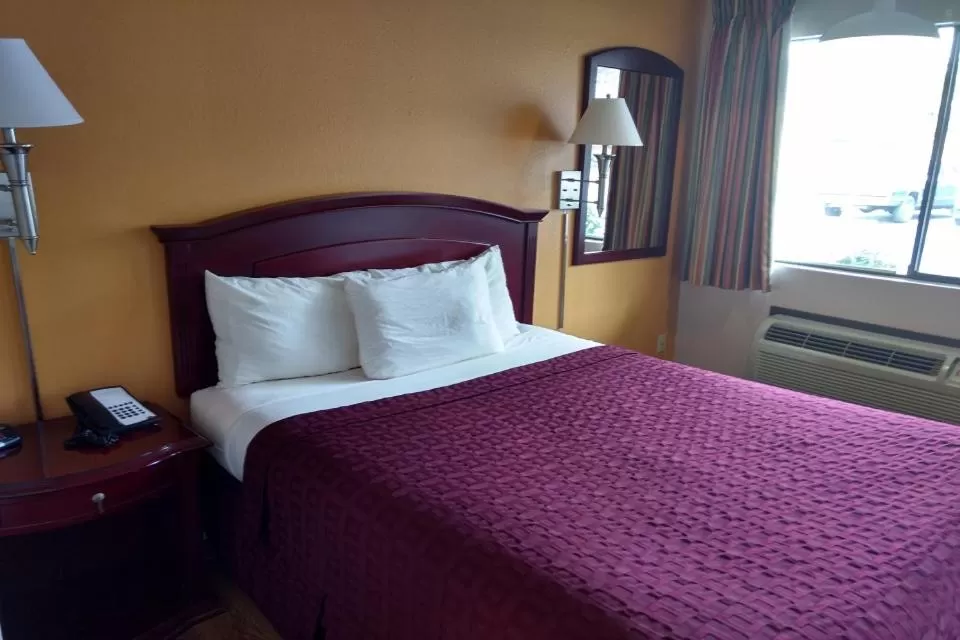 Queen Room with Two Queen Beds - Non-Smoking in Motel Puyallup