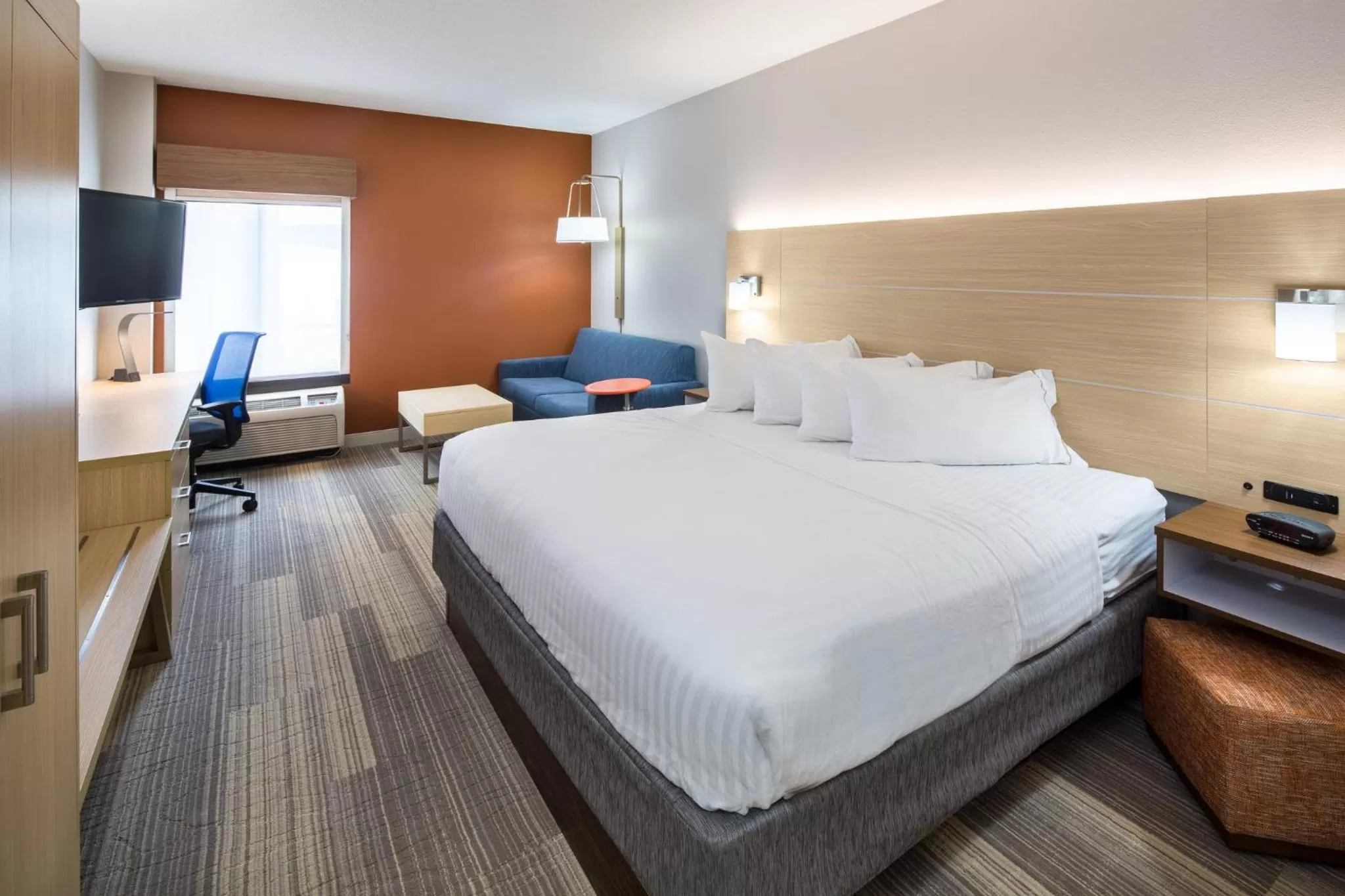 Photo of the whole room, Bed in Holiday Inn Express Cedar Rapids - Collins Road by IHG