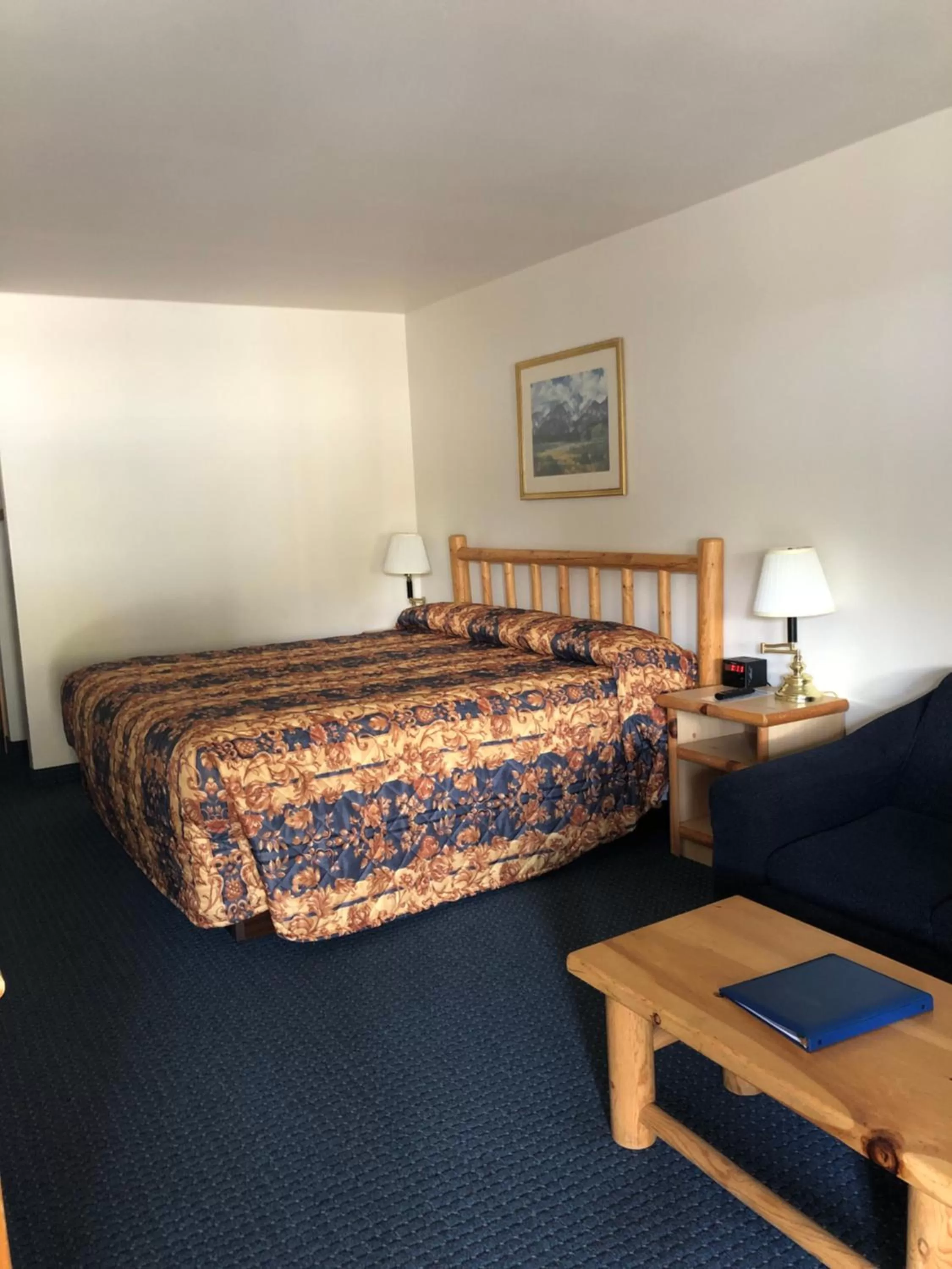 Bed in Edgewater Inn Shady Cove