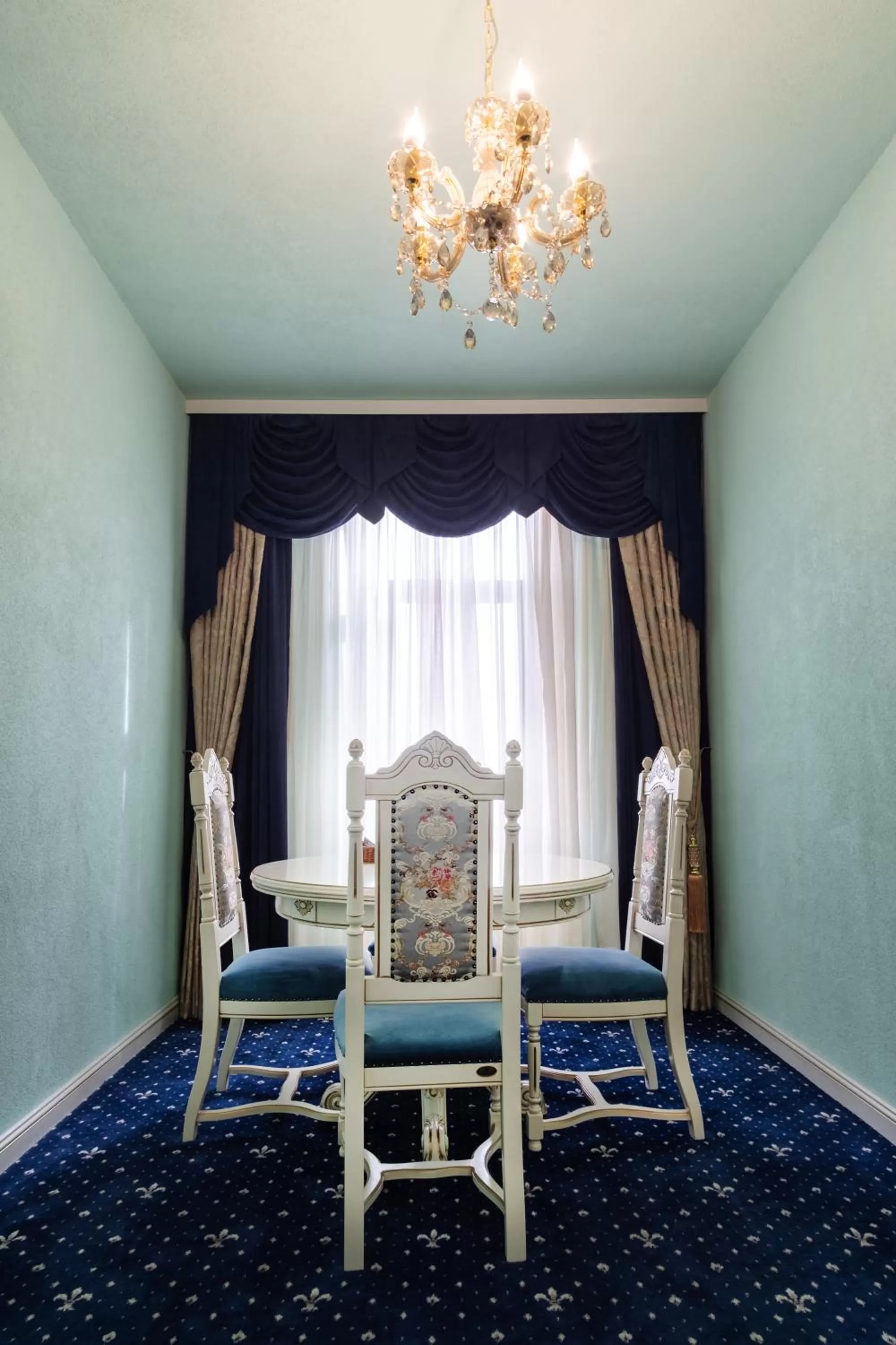 Dining area in JMR Royal -Luxury Rooms & Private Sauna