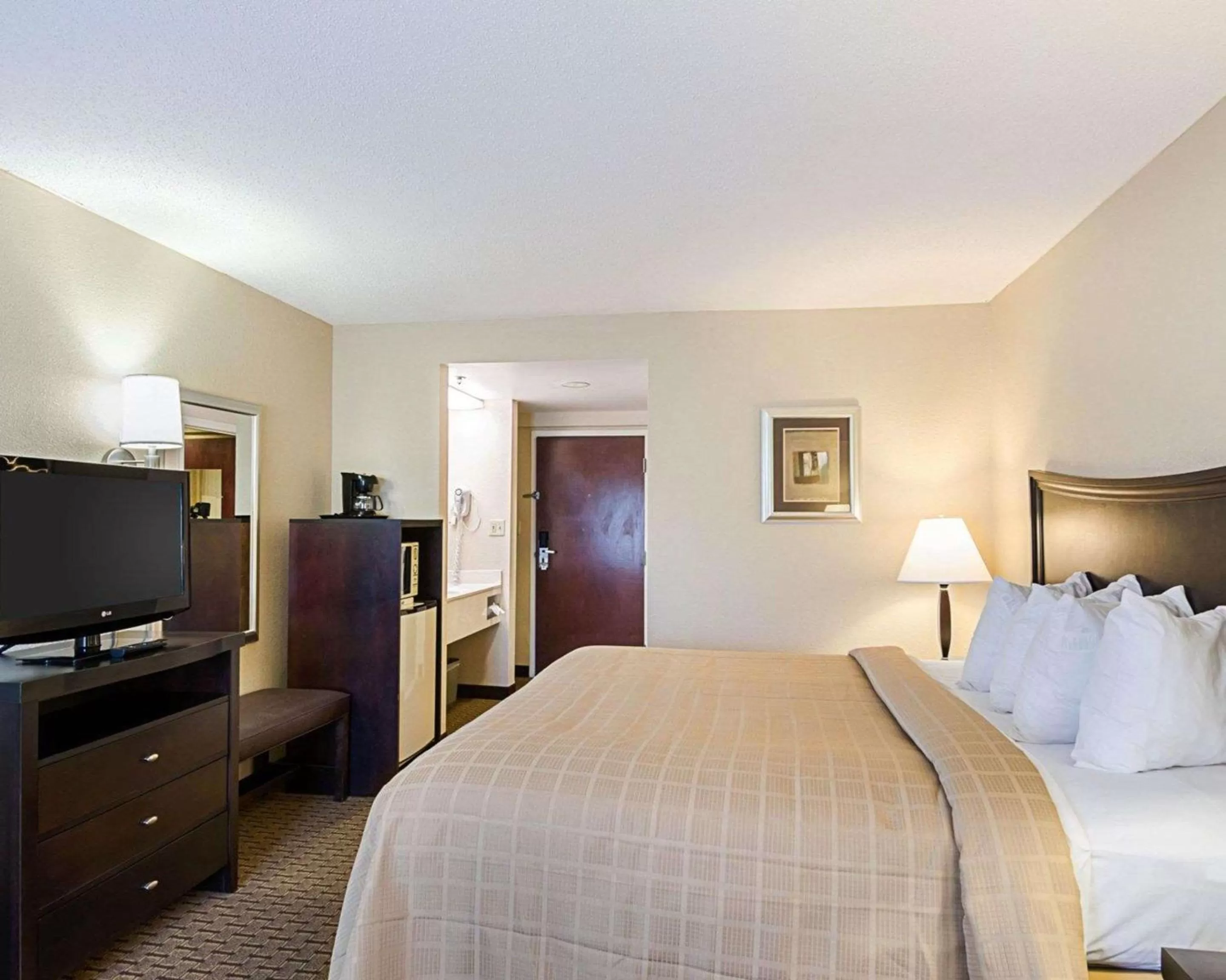 Photo of the whole room, Bed in Quality Inn Troutville - Roanoke North