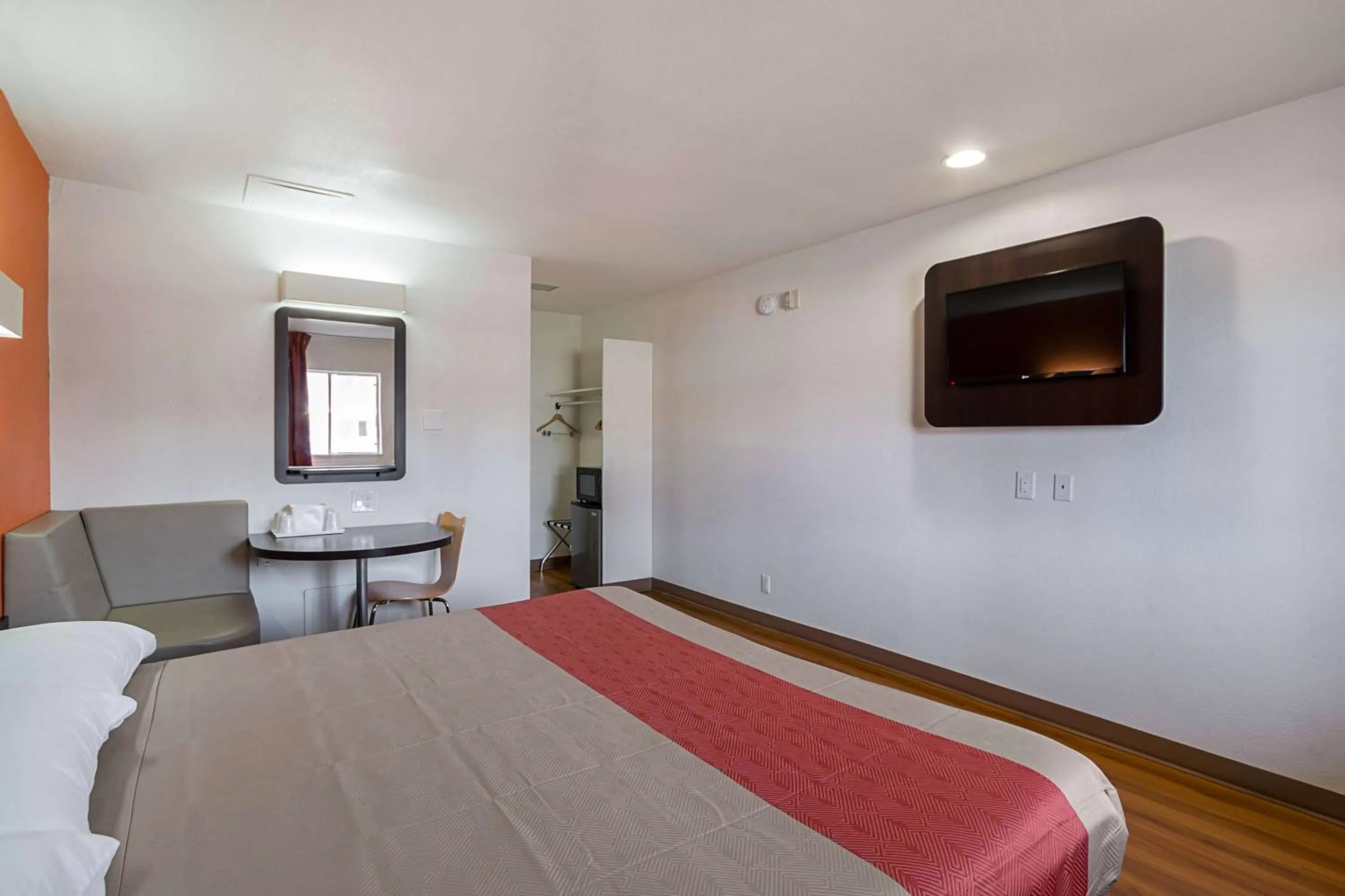 TV and multimedia, Bed in Motel 6-El Paso, TX - Airport - Fort Bliss