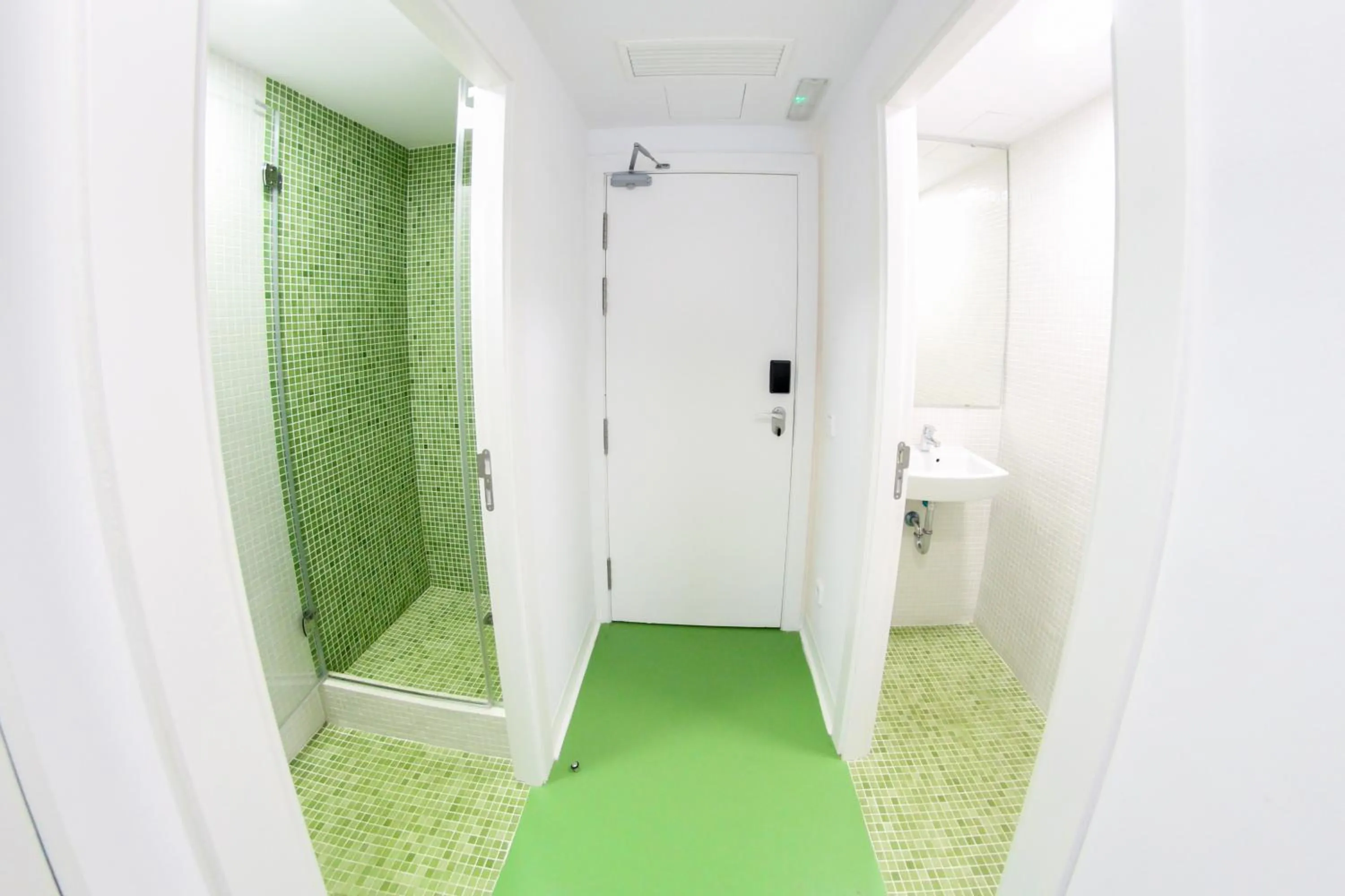 Shower in Sant Jordi Hostels Sagrada Familia