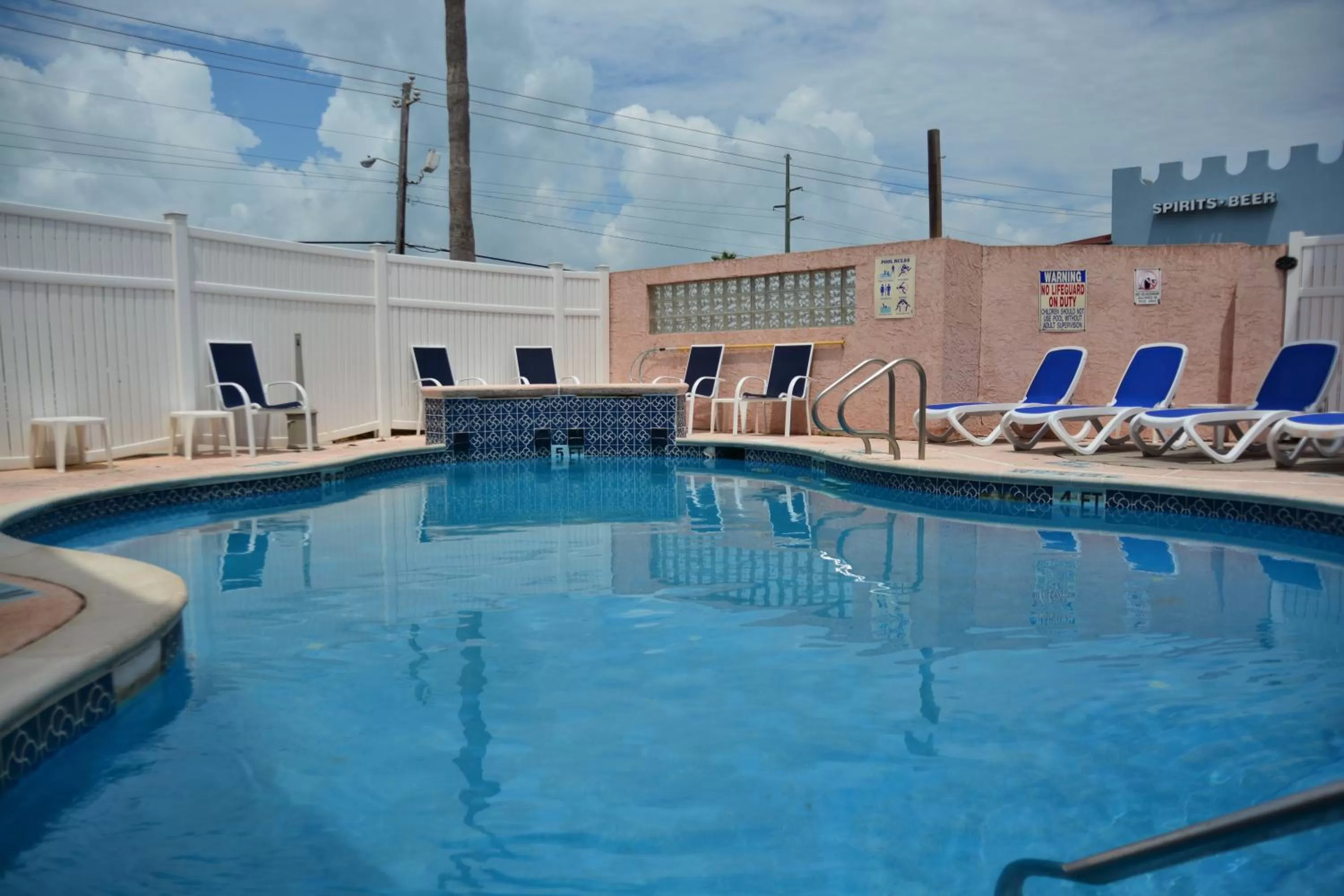 Swimming pool in Flamingo Inn
