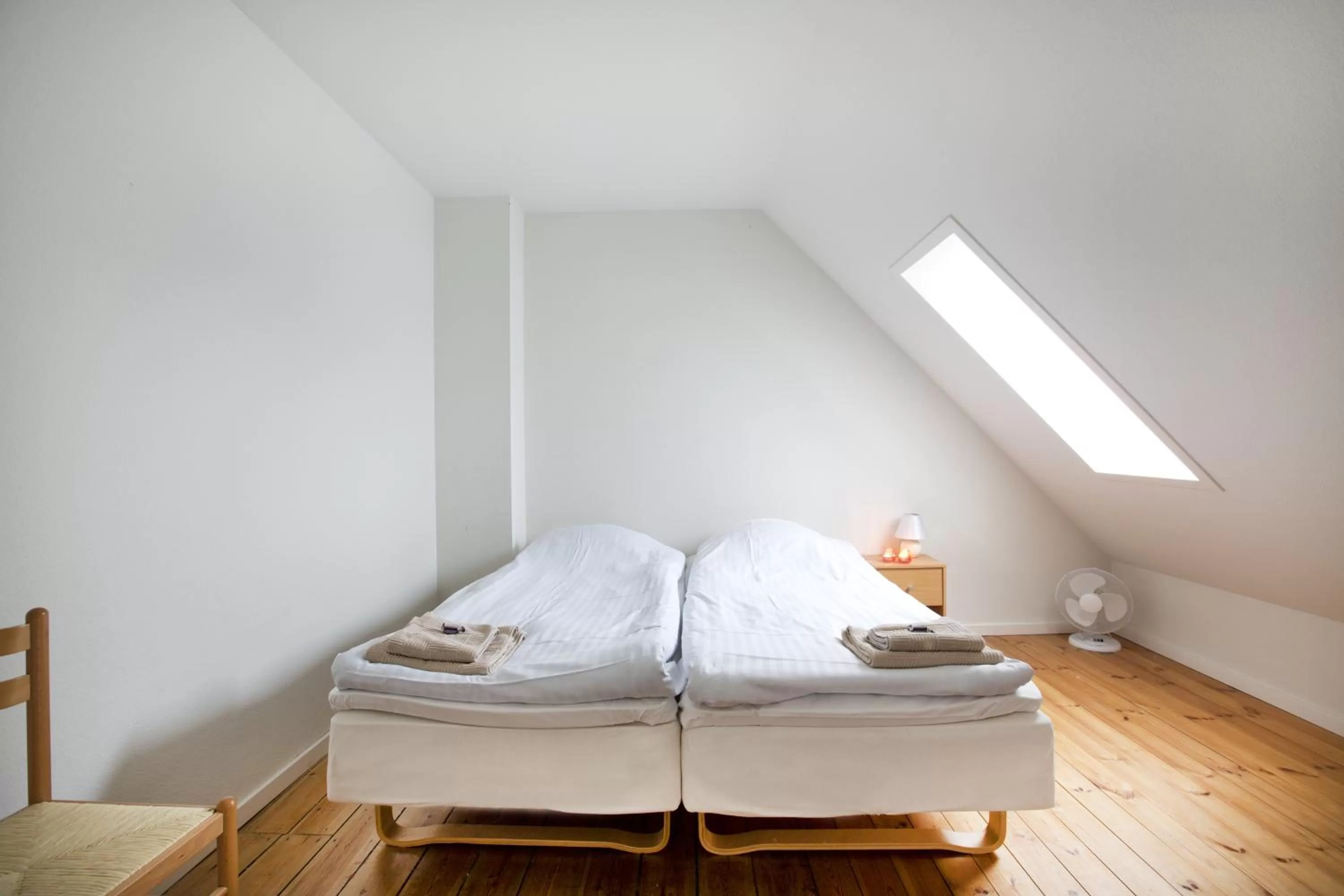 Day, Bed in Motel Stege