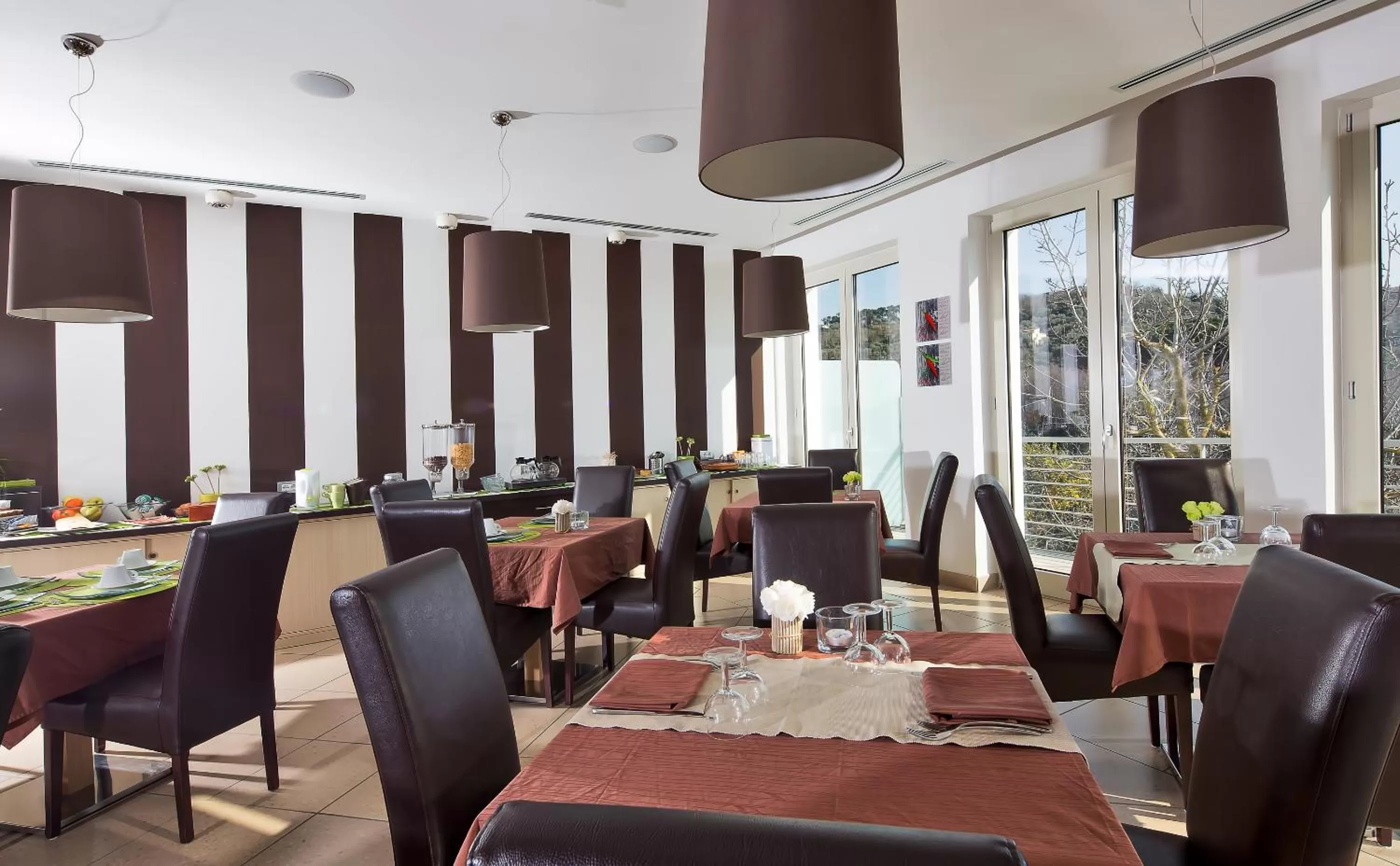 Restaurant/places to eat in De Maria House