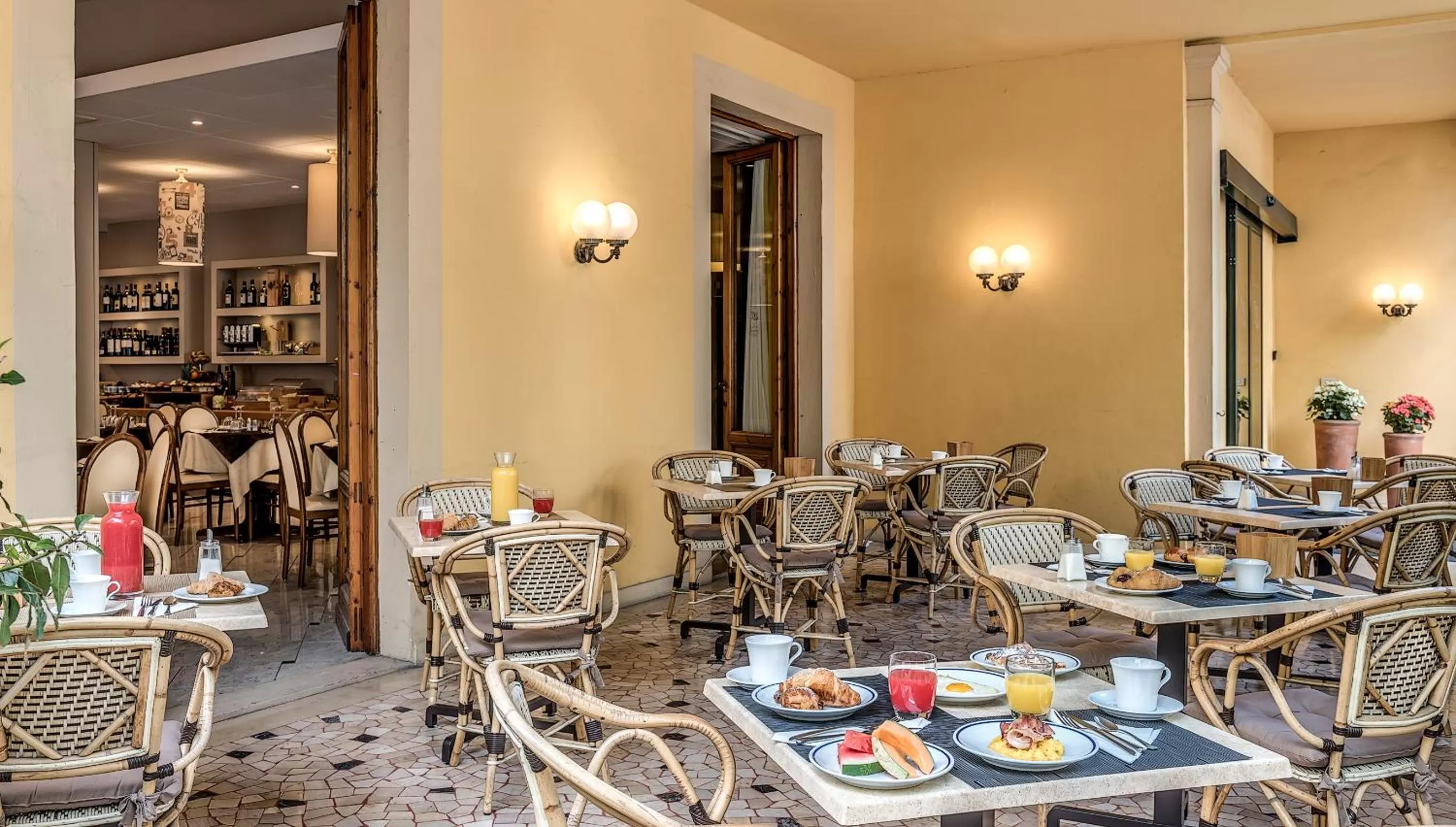 Restaurant/places to eat in Hotel Boston