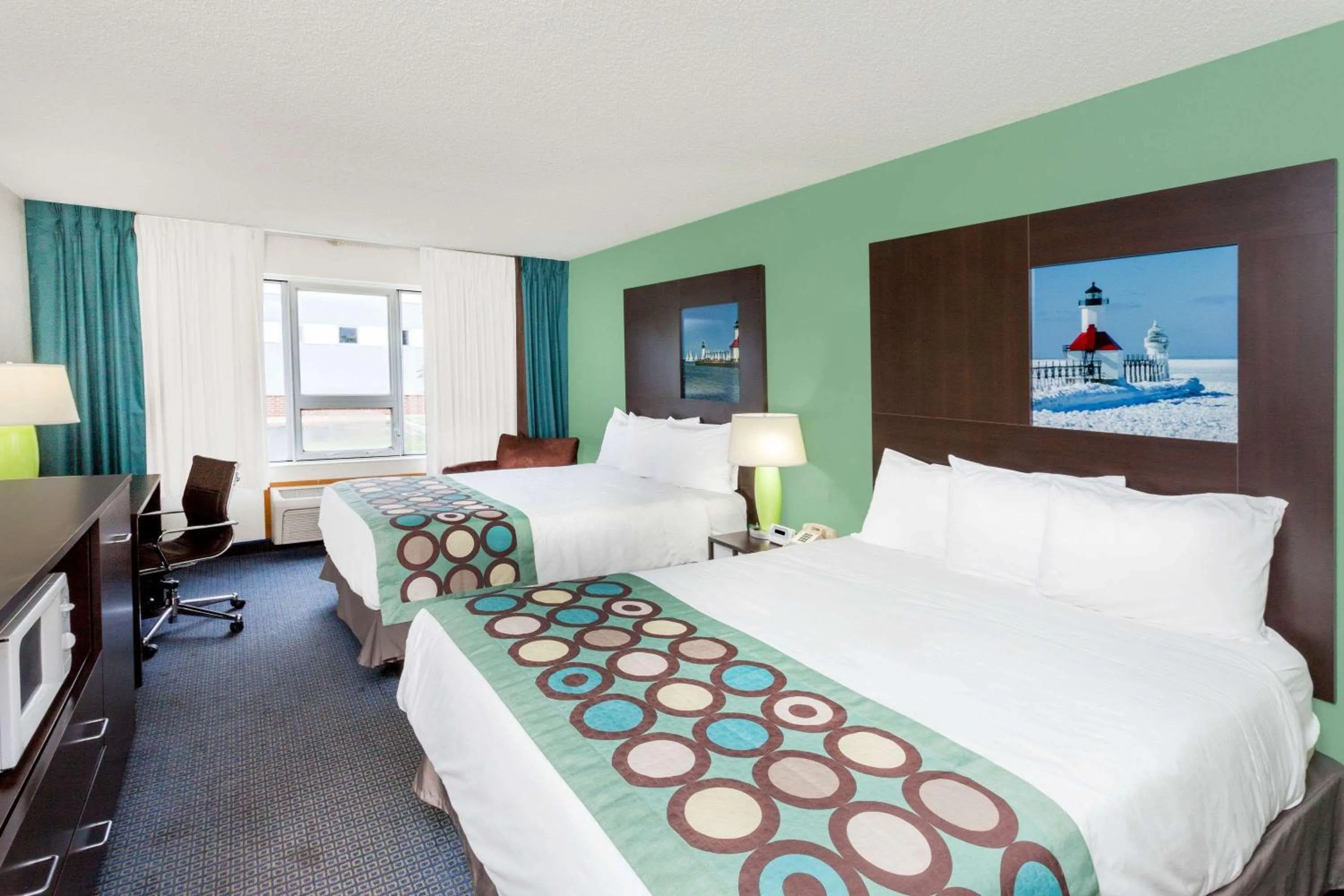 Photo of the whole room, Bed in Super 8 by Wyndham Stevensville St Joseph