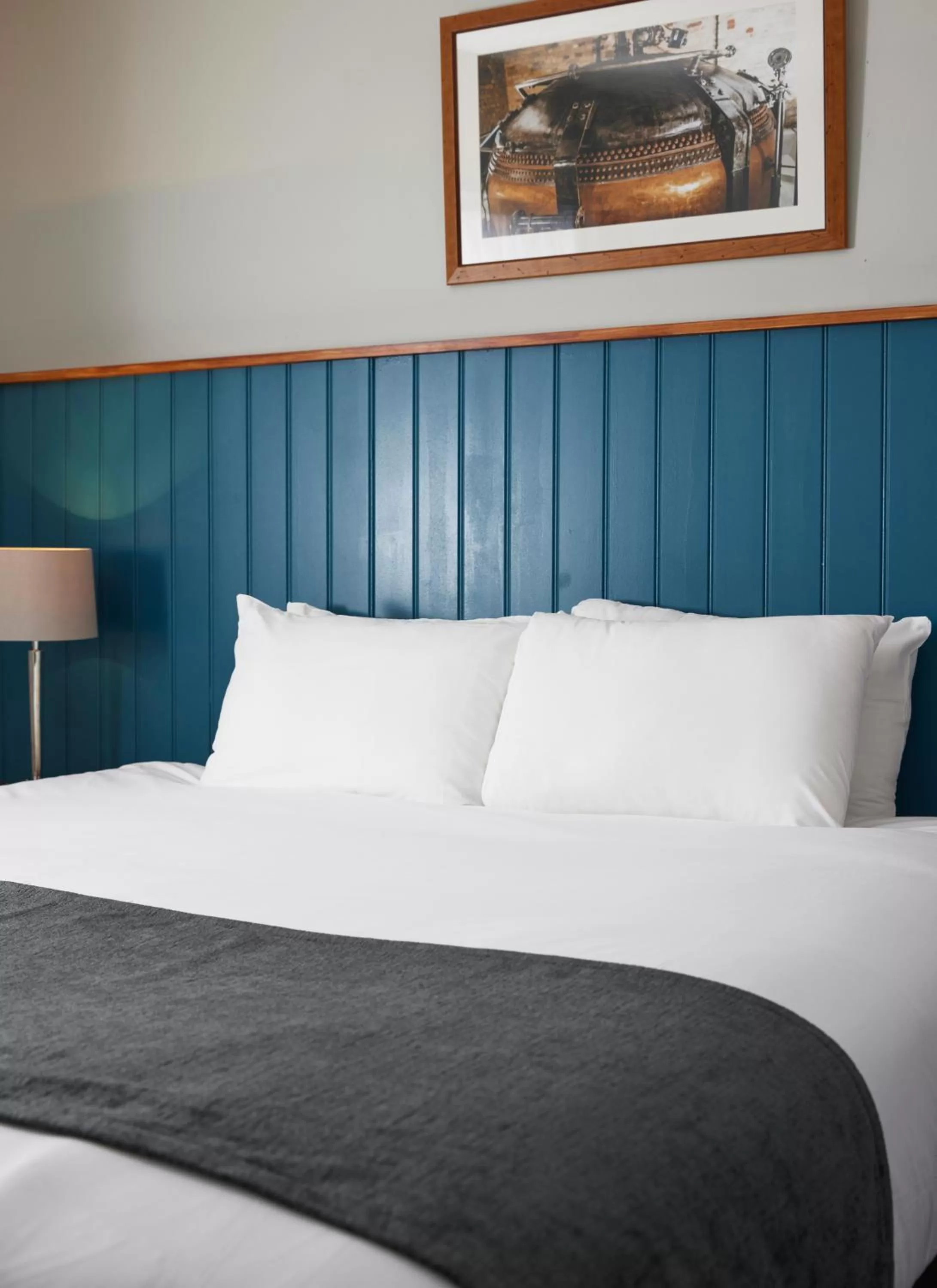 Bedroom, Bed in The Longshoot