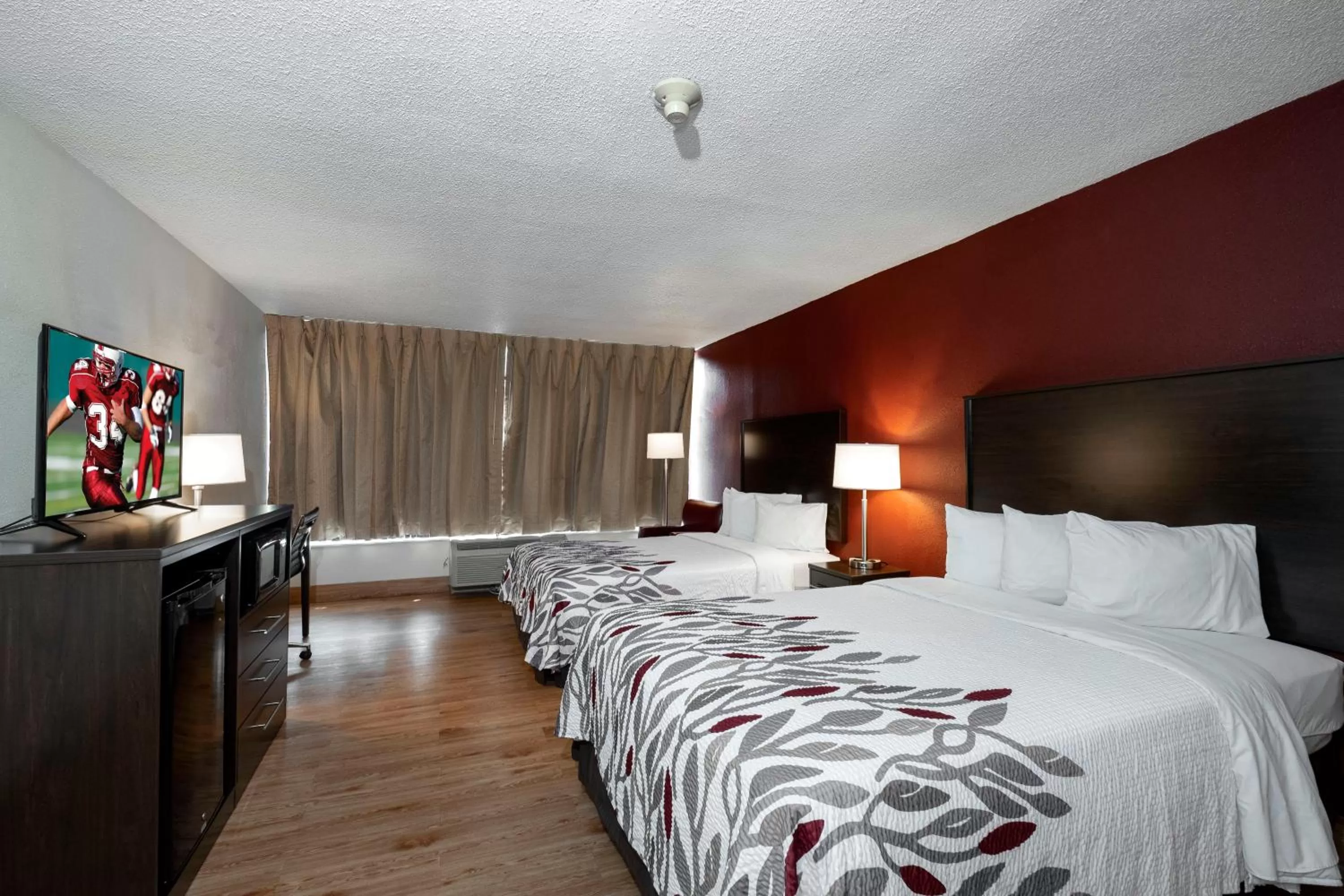 Photo of the whole room, Bed in Red Roof Inn Marion, VA