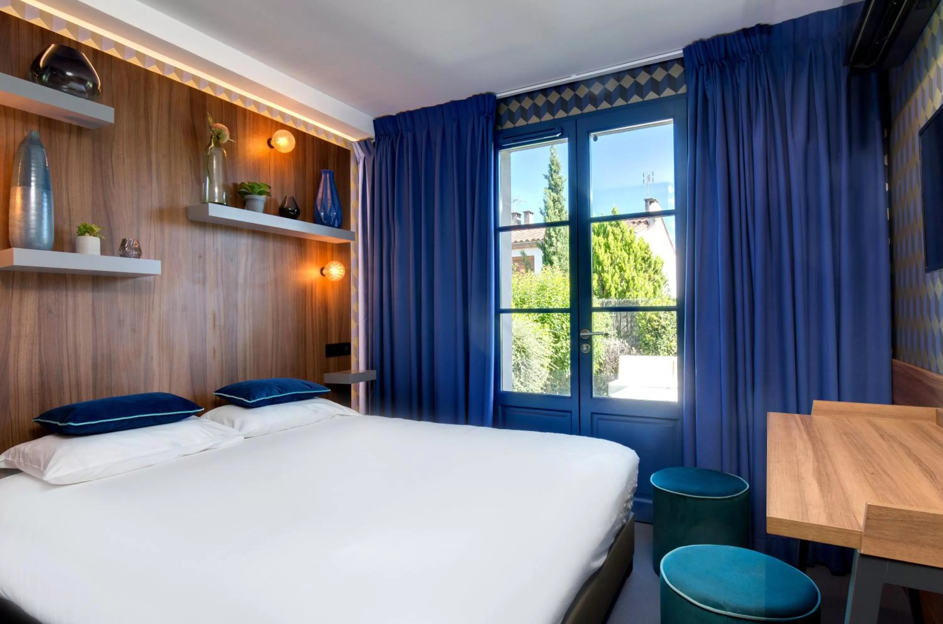 Photo of the whole room, Bed in Hôtel Montmorency & Spa