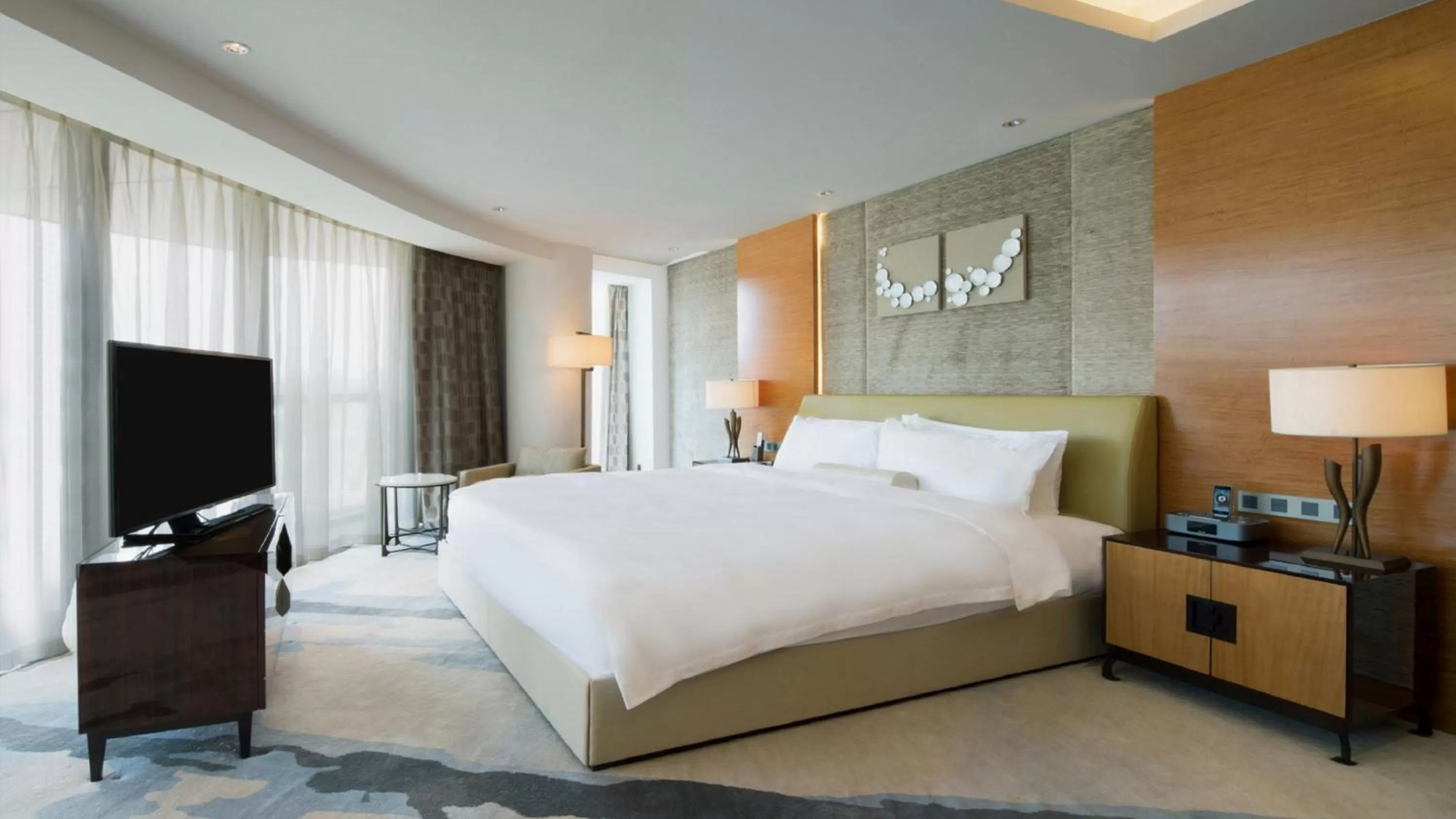 Communal lounge/ TV room, Bed in Holiday Inn Nanjing Xuanwu Lake by IHG