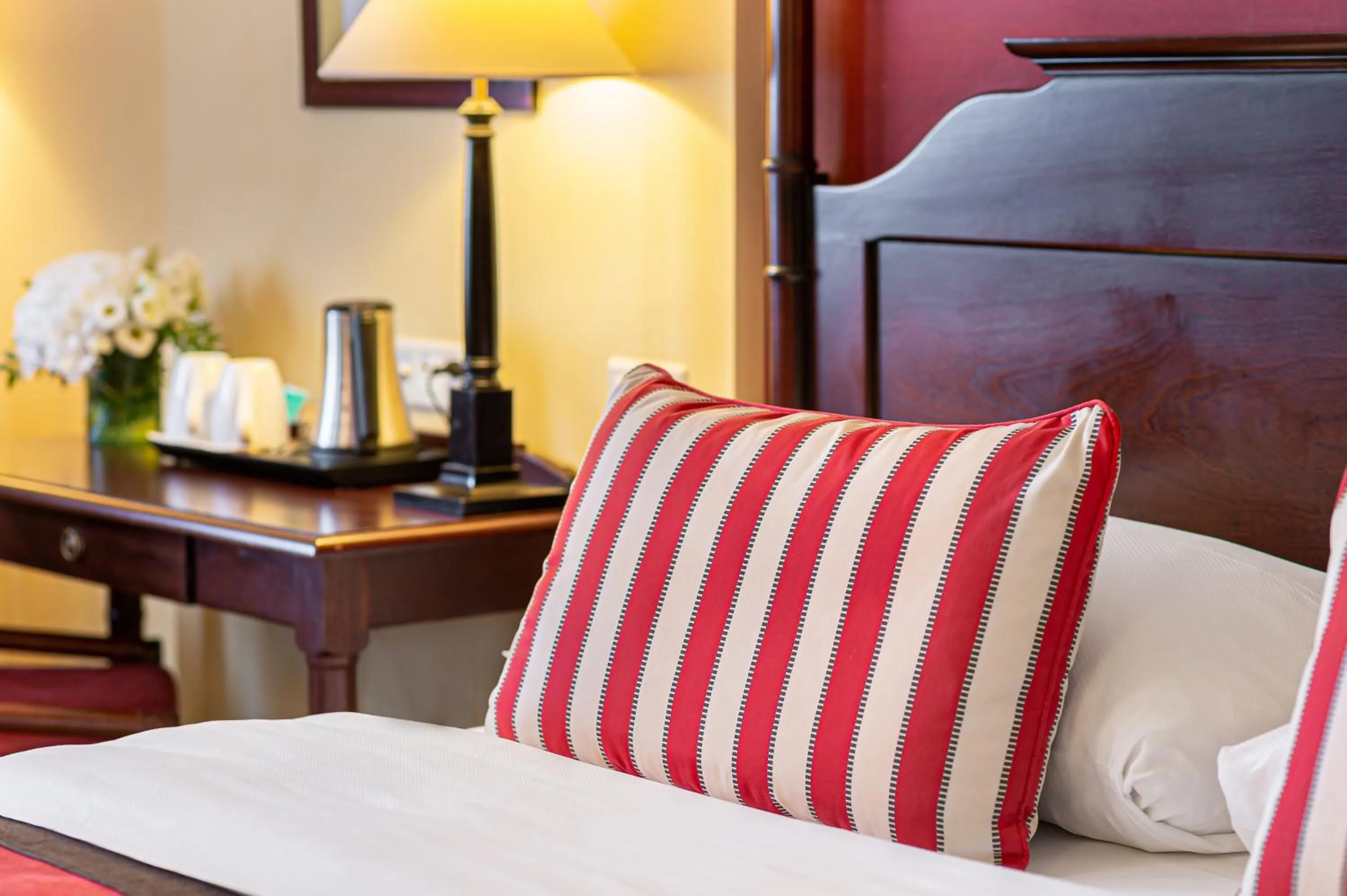 Bed in Kipling Manotel