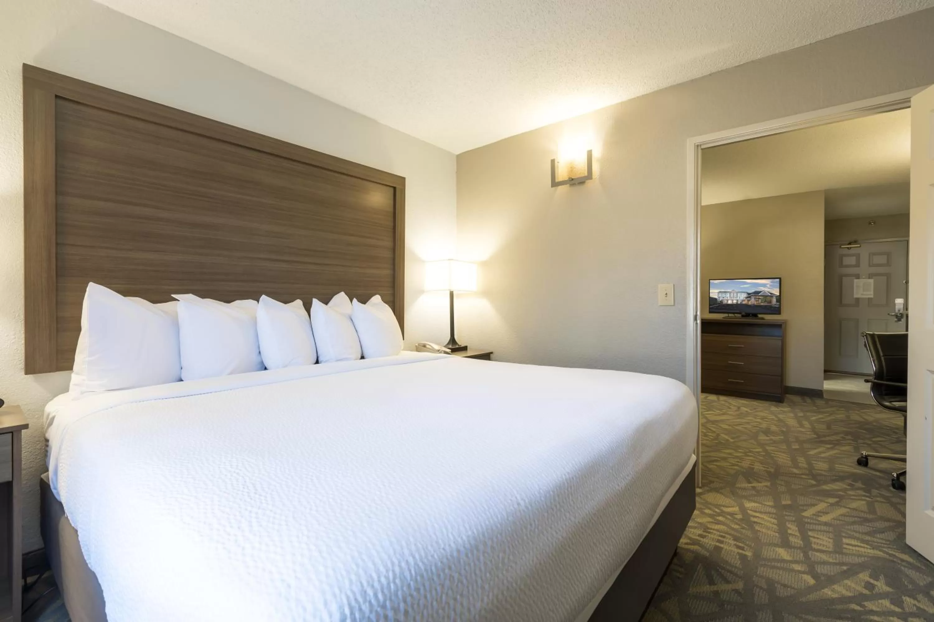 Bedroom, Bed in Country Inn & Suites by Radisson Asheville Downtown Tunnel Road