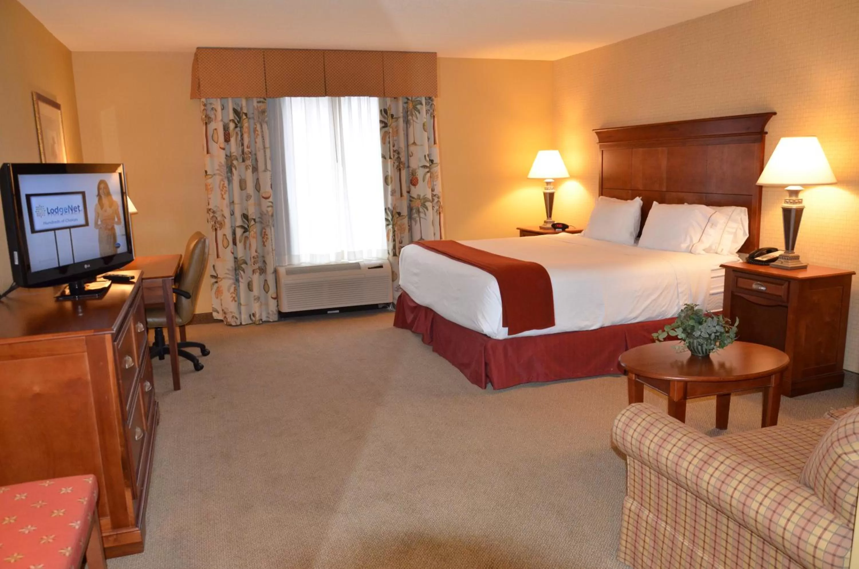 Bedroom, Bed in Holiday Inn Express & Suites Bloomington by IHG