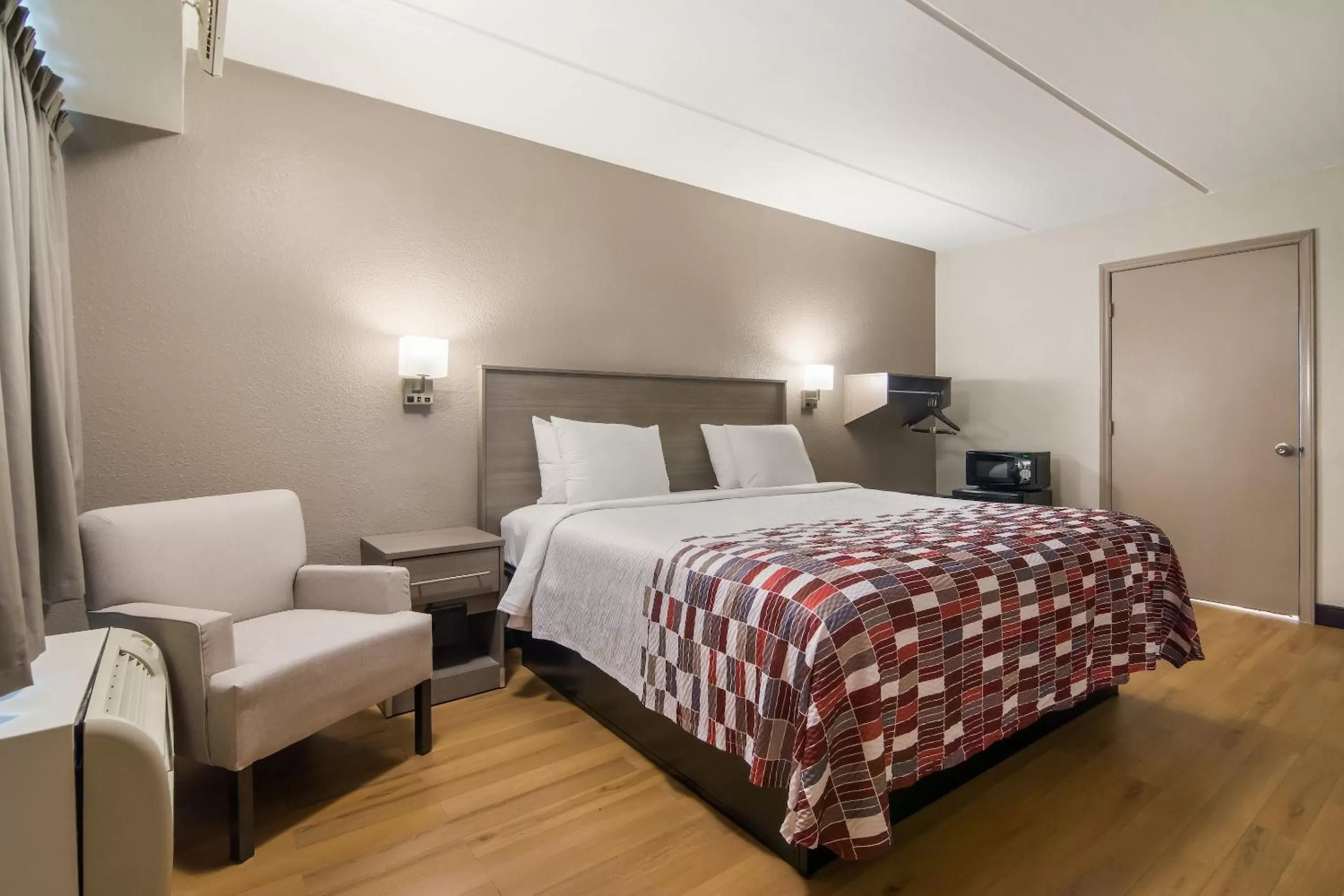 Bedroom, Bed in Red Roof Inn Durham - Triangle Park