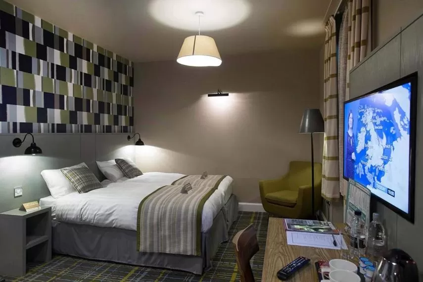 Shower, Bed in Jolly's Hotel Wetherspoon