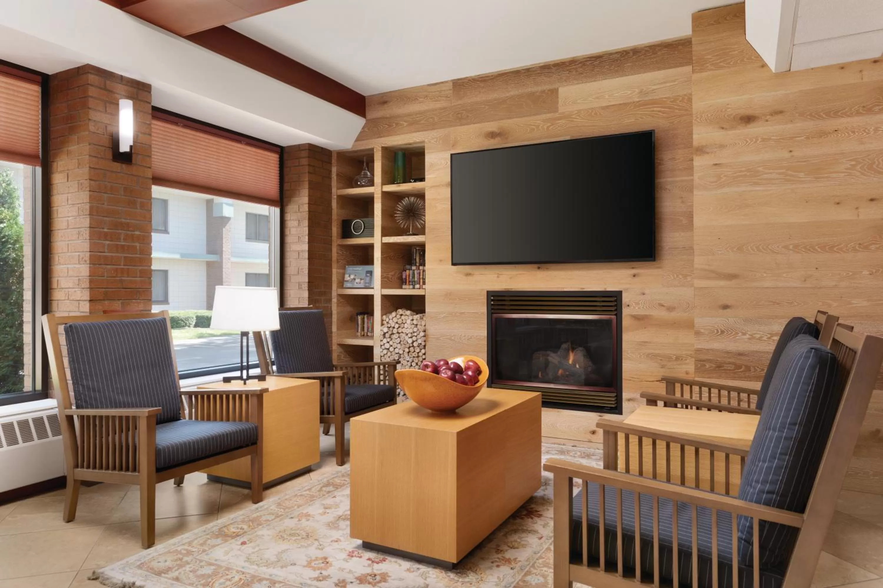 Communal lounge/ TV room in Country Inn & Suites by Radisson, Traverse City, MI