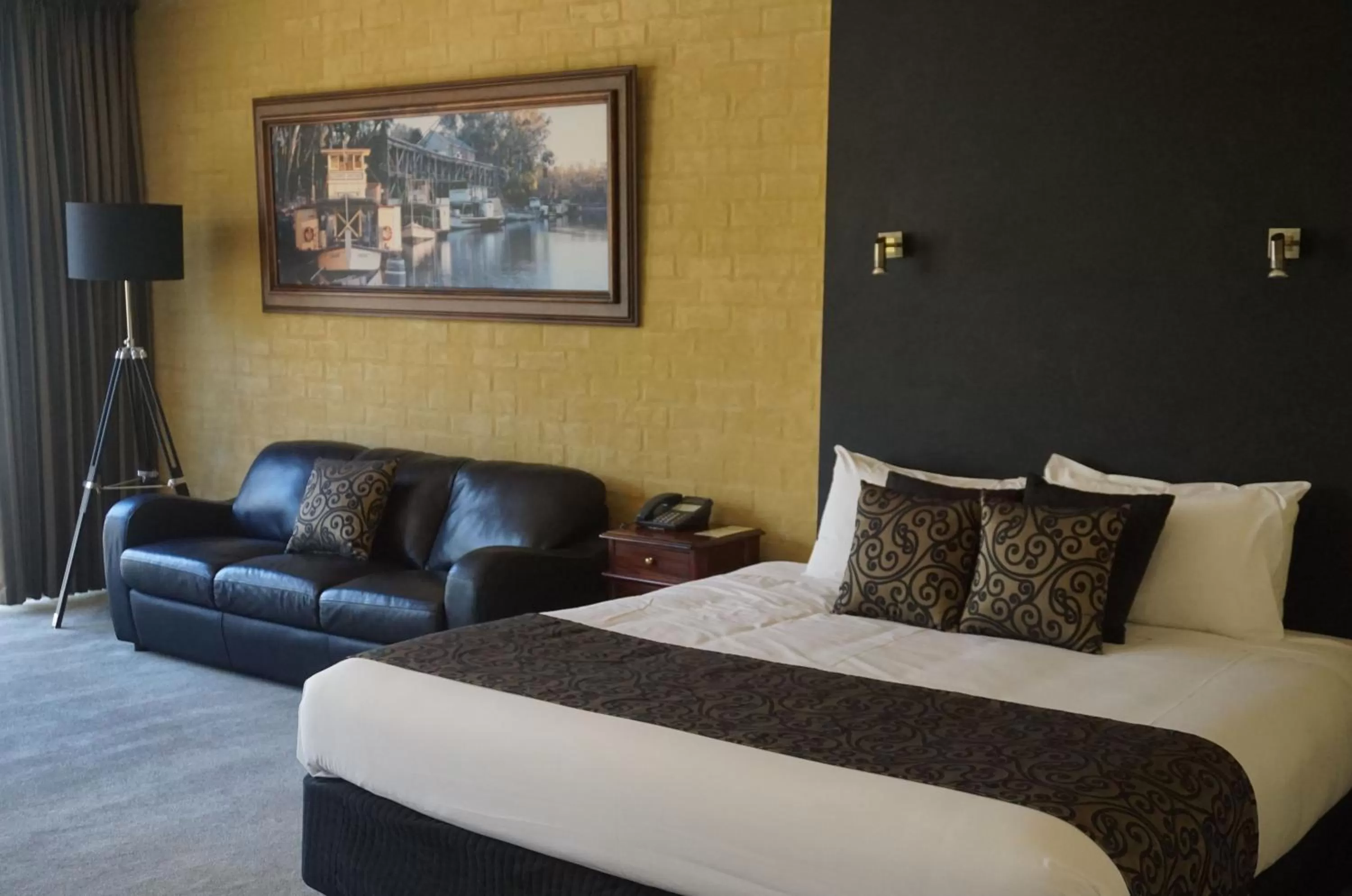 Seating area, Bed in Madison Spa Motel - Adults Only