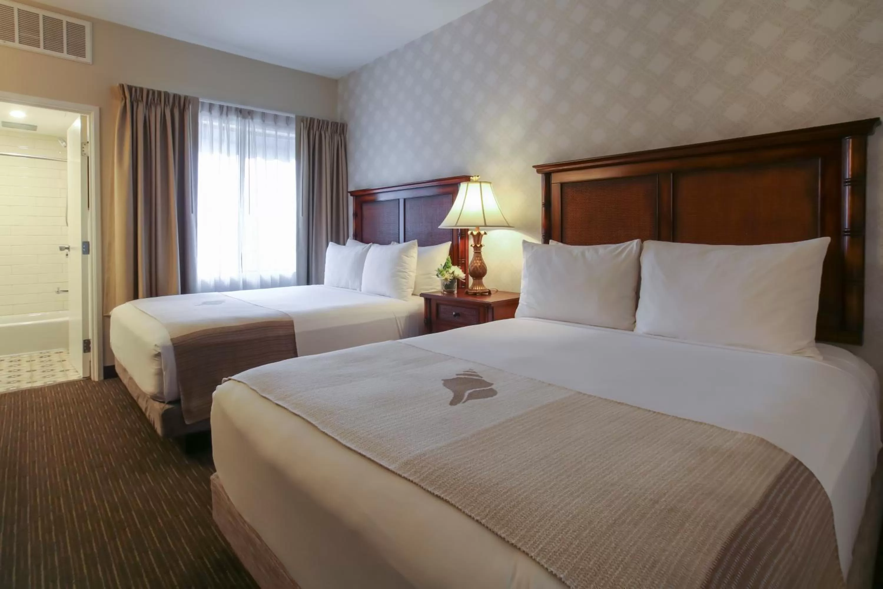 Bed in Oxford Suites Pismo Beach