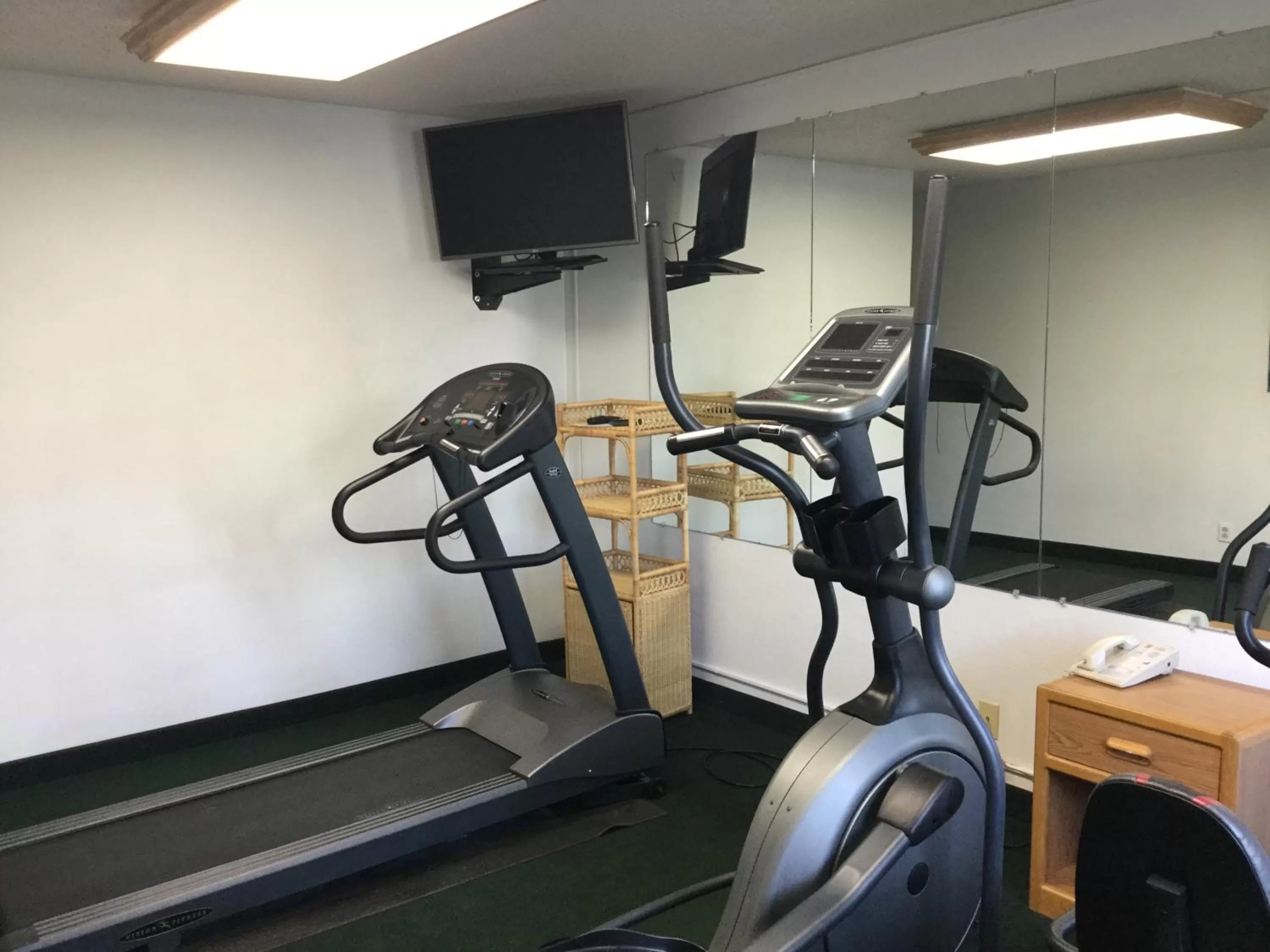 Fitness centre/facilities in Super 8 by Wyndham New Stanton