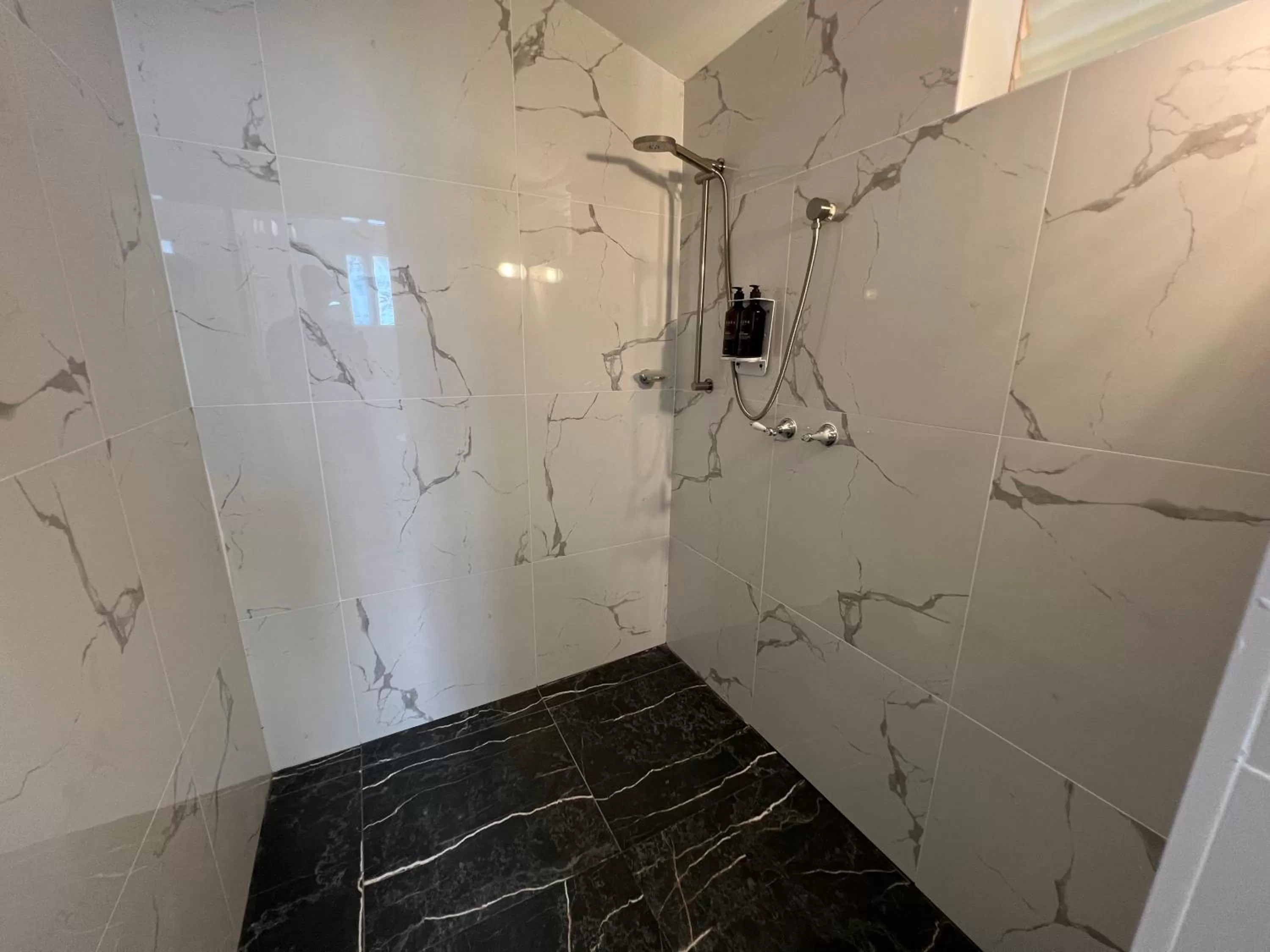 Bathroom in Lismore City Motor Inn