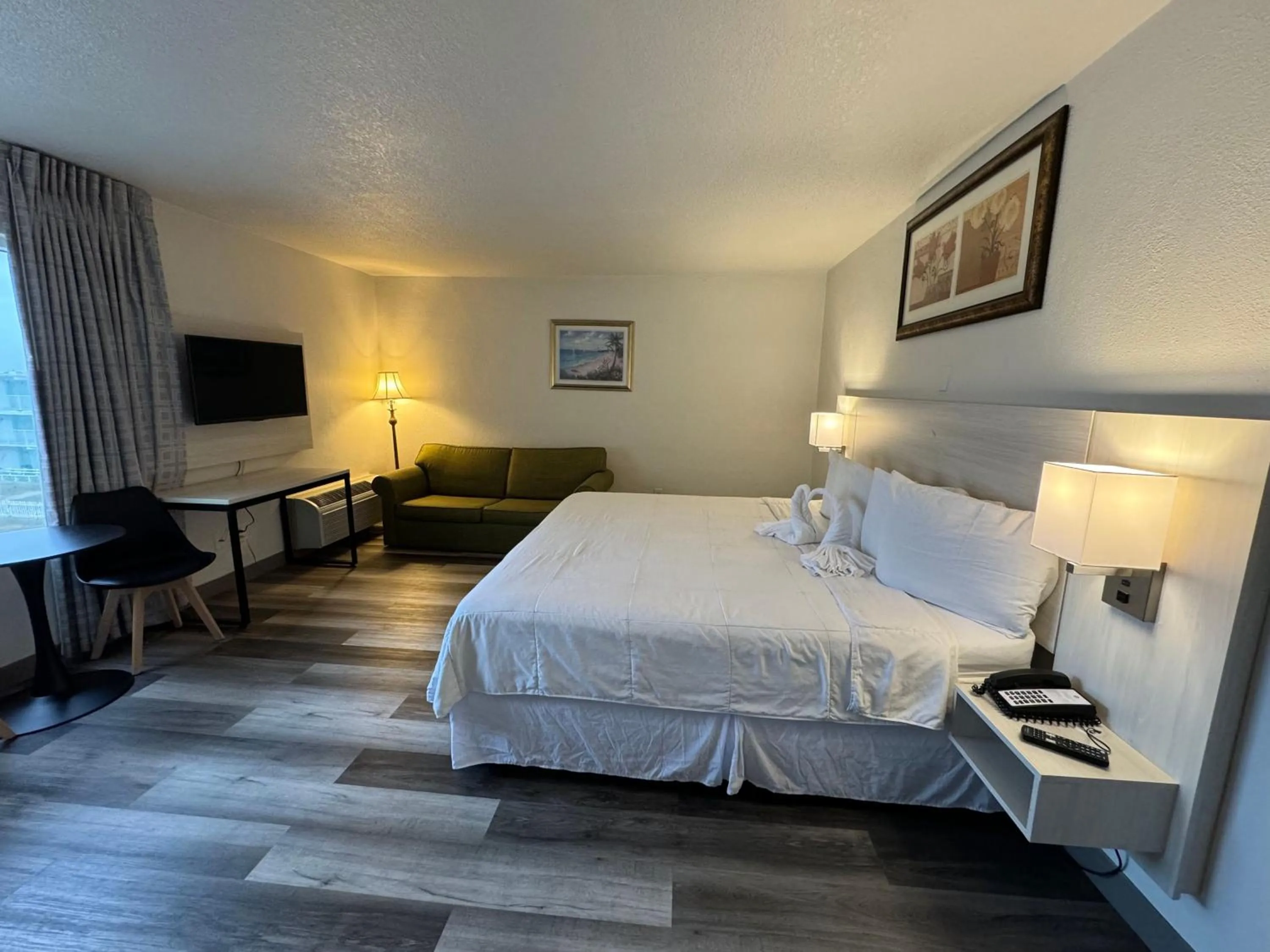 Photo of the whole room, Bed in Emerald Shores Hotel - Daytona Beach