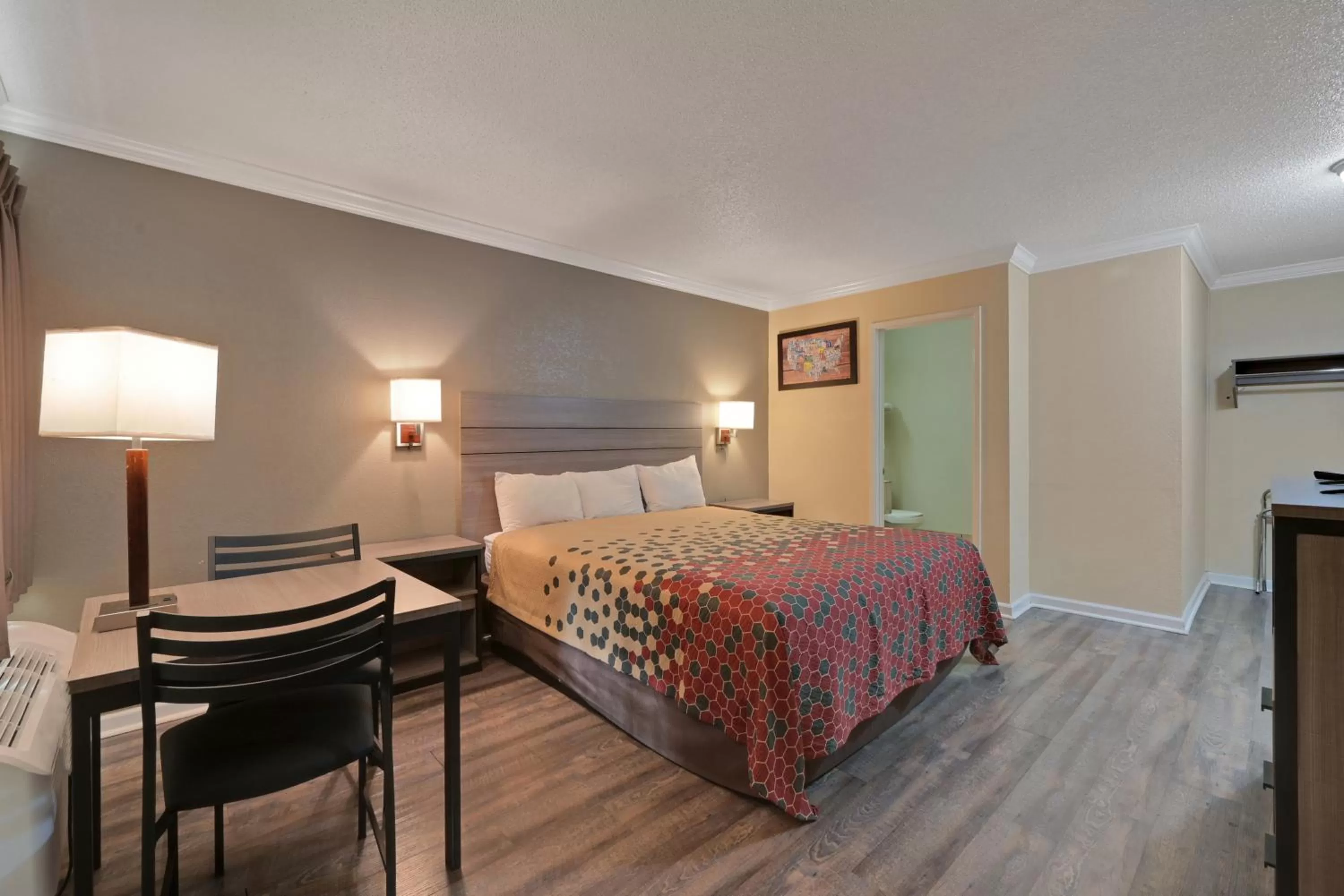 Photo of the whole room, Bed in Econo Lodge Woodland near I-5