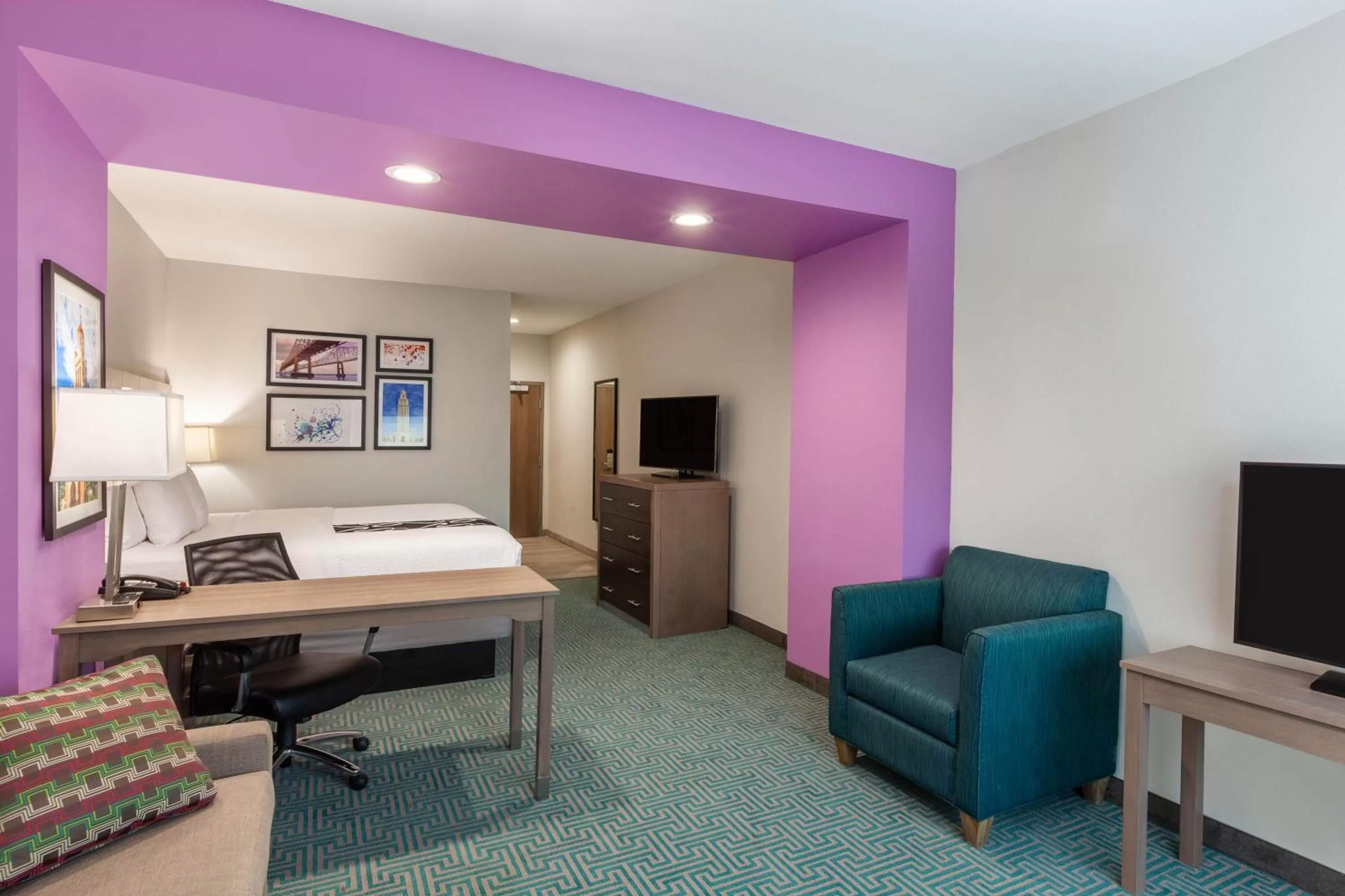 TV and multimedia in La Quinta Inn & Suites by Wyndham Lafayette Oil Center