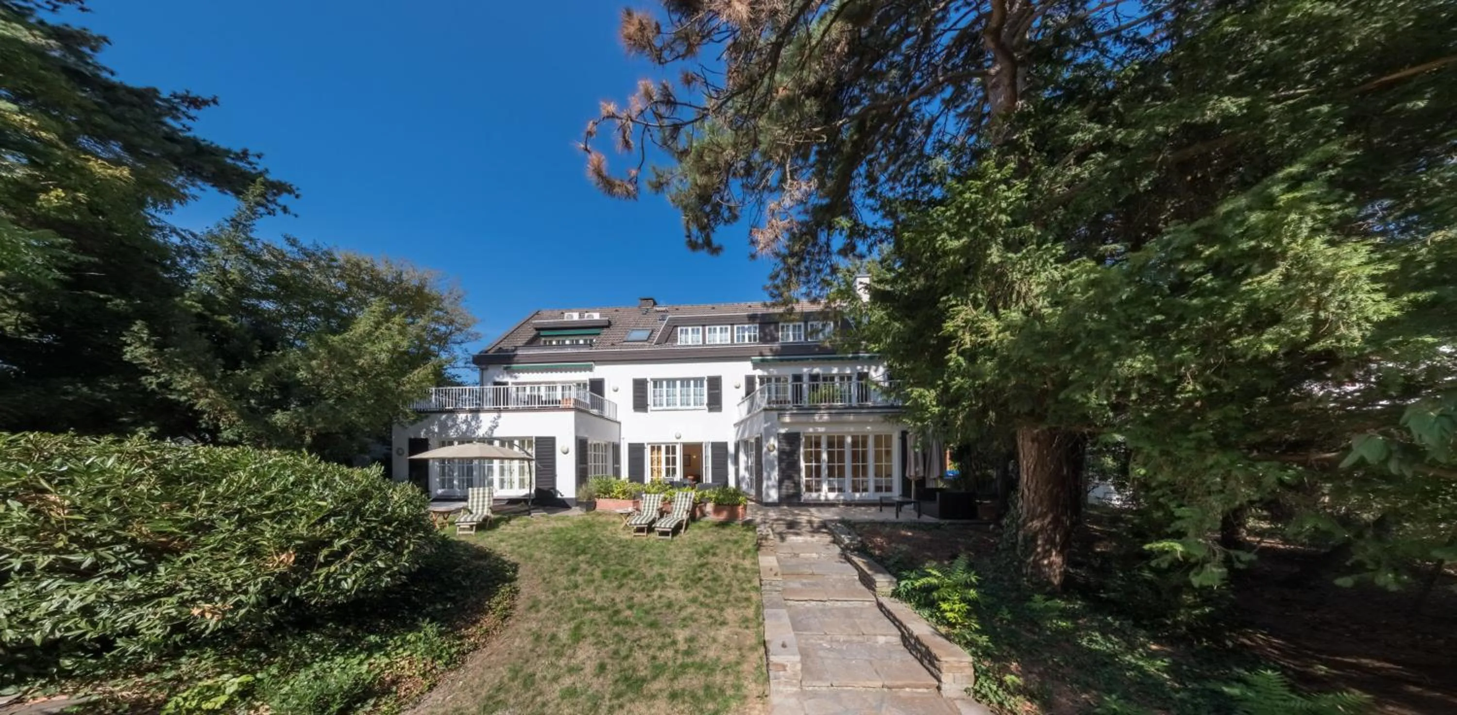 Property building in Hotel Villa im Park