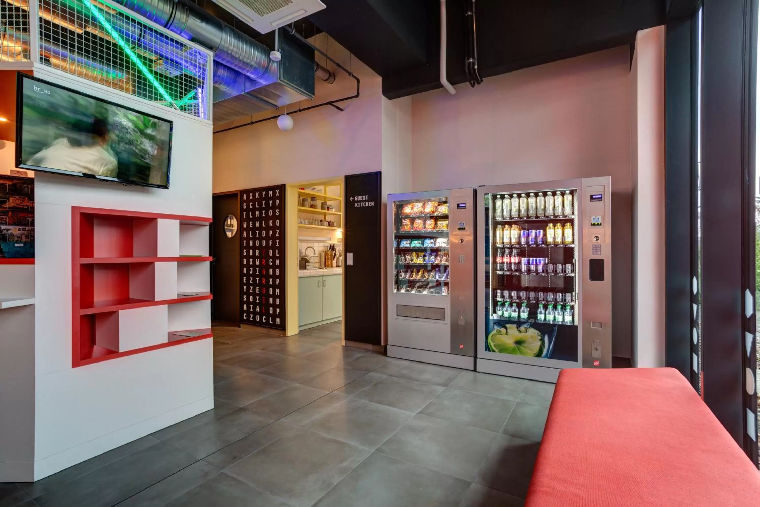 Seating area in MEININGER Hotel Heidelberg Hauptbahnhof