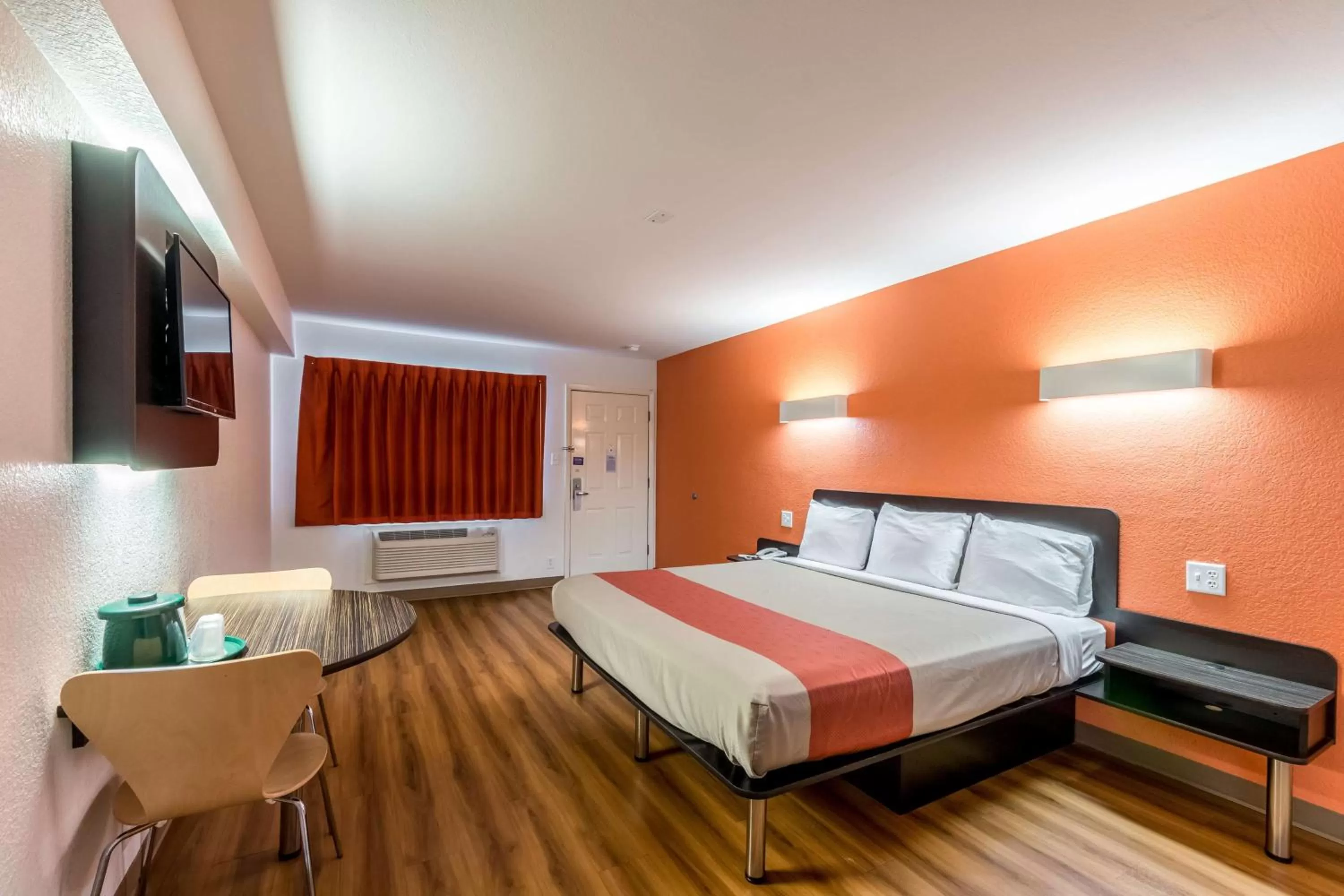 TV and multimedia, Bed in Motel 6-San Antonio, TX - South WW White Rd