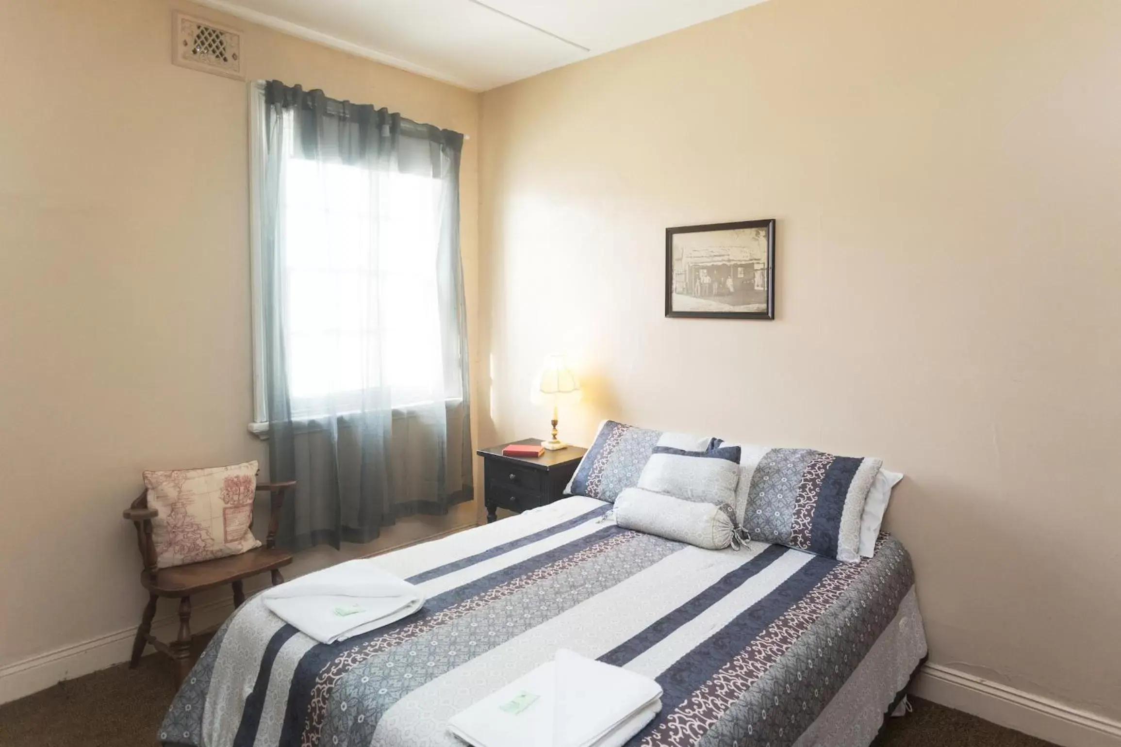 Budget Double Room with Shared Bathroom in Southern Railway Hotel Goulburn Budget Double Room with Shared Bathroom in Southern Railway Hotel Goulburn