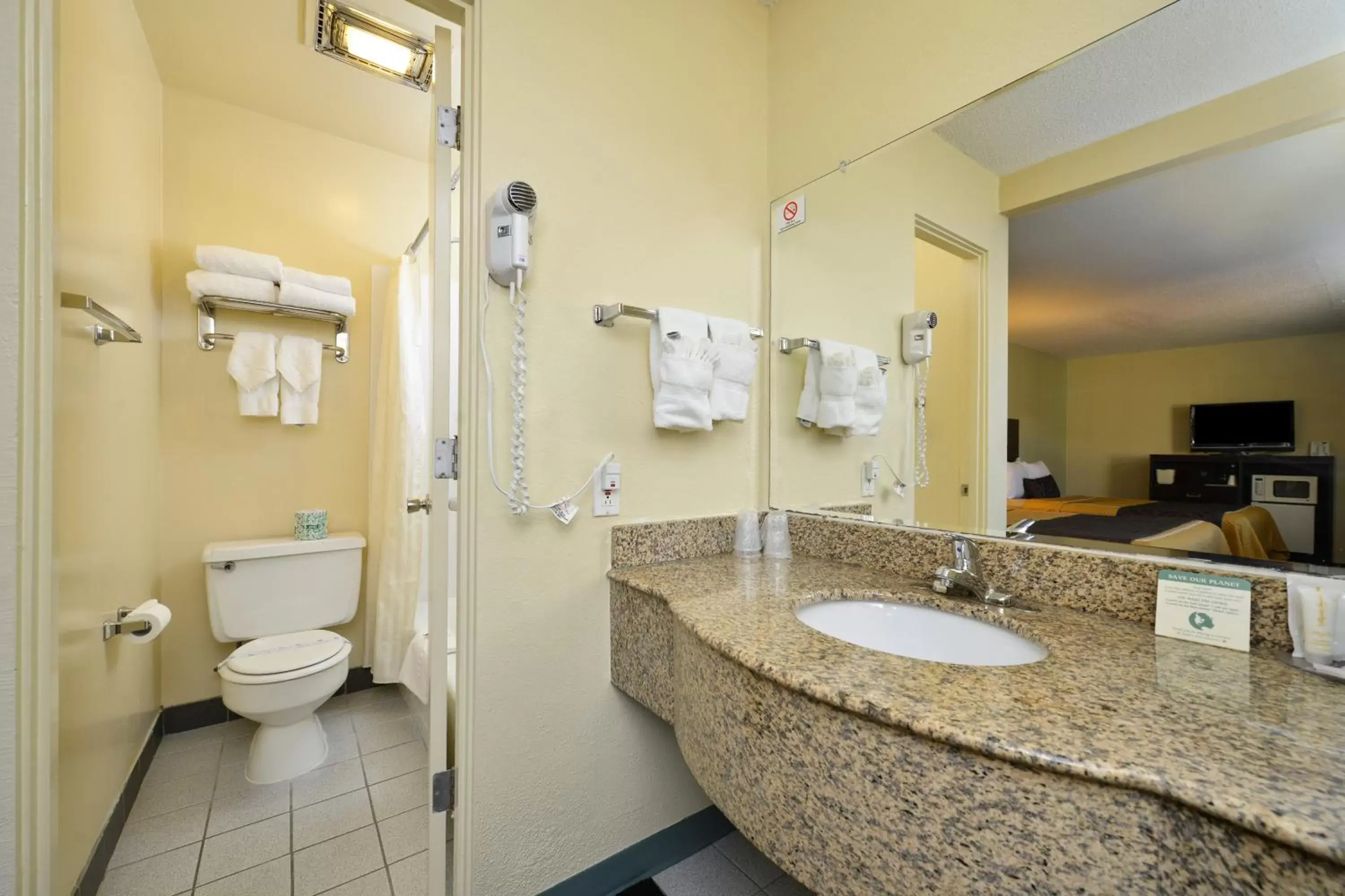 Deluxe Queen Studio in University Inn and Suites Eugene Deluxe Queen Studio in University Inn and Suites Eugene