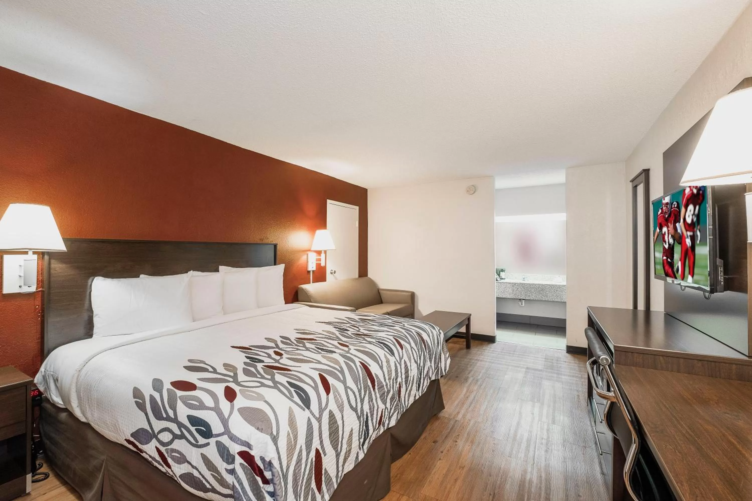 Photo of the whole room, Bed in Red Roof Inn Walterboro