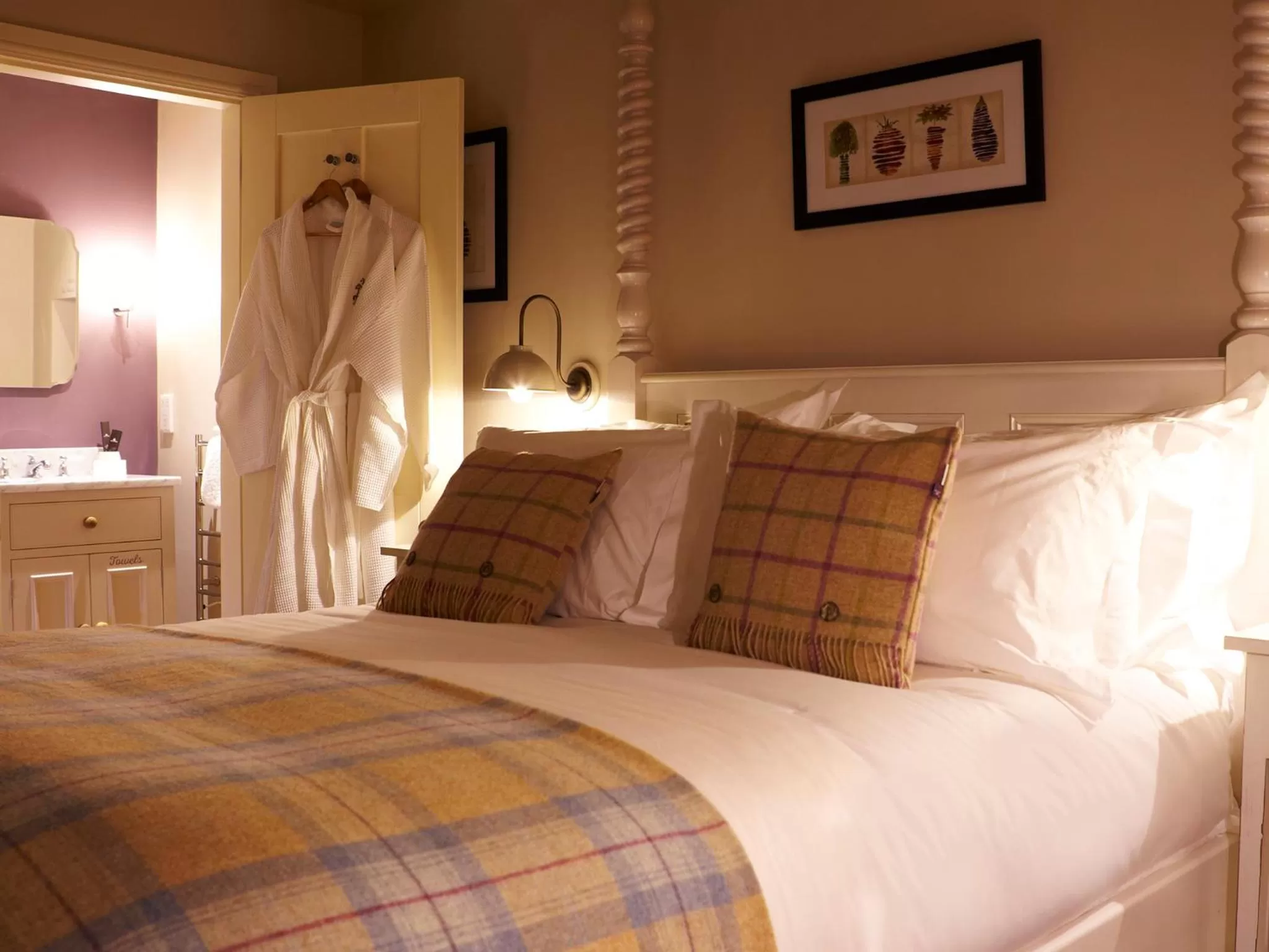 Shower, Bed in The Plough Inn & Cottages