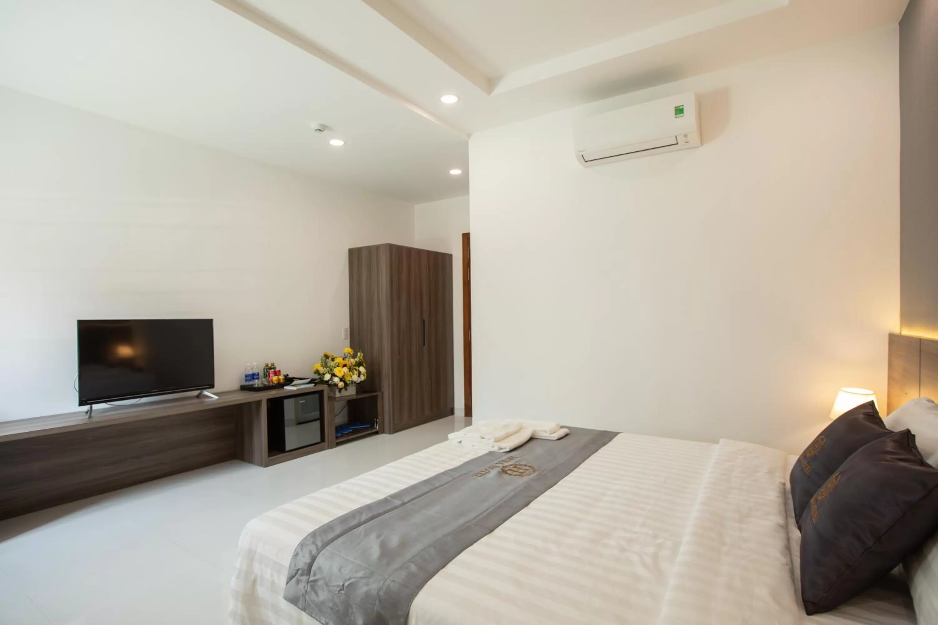 Communal lounge/ TV room, Bed in Hera Hotel Airport