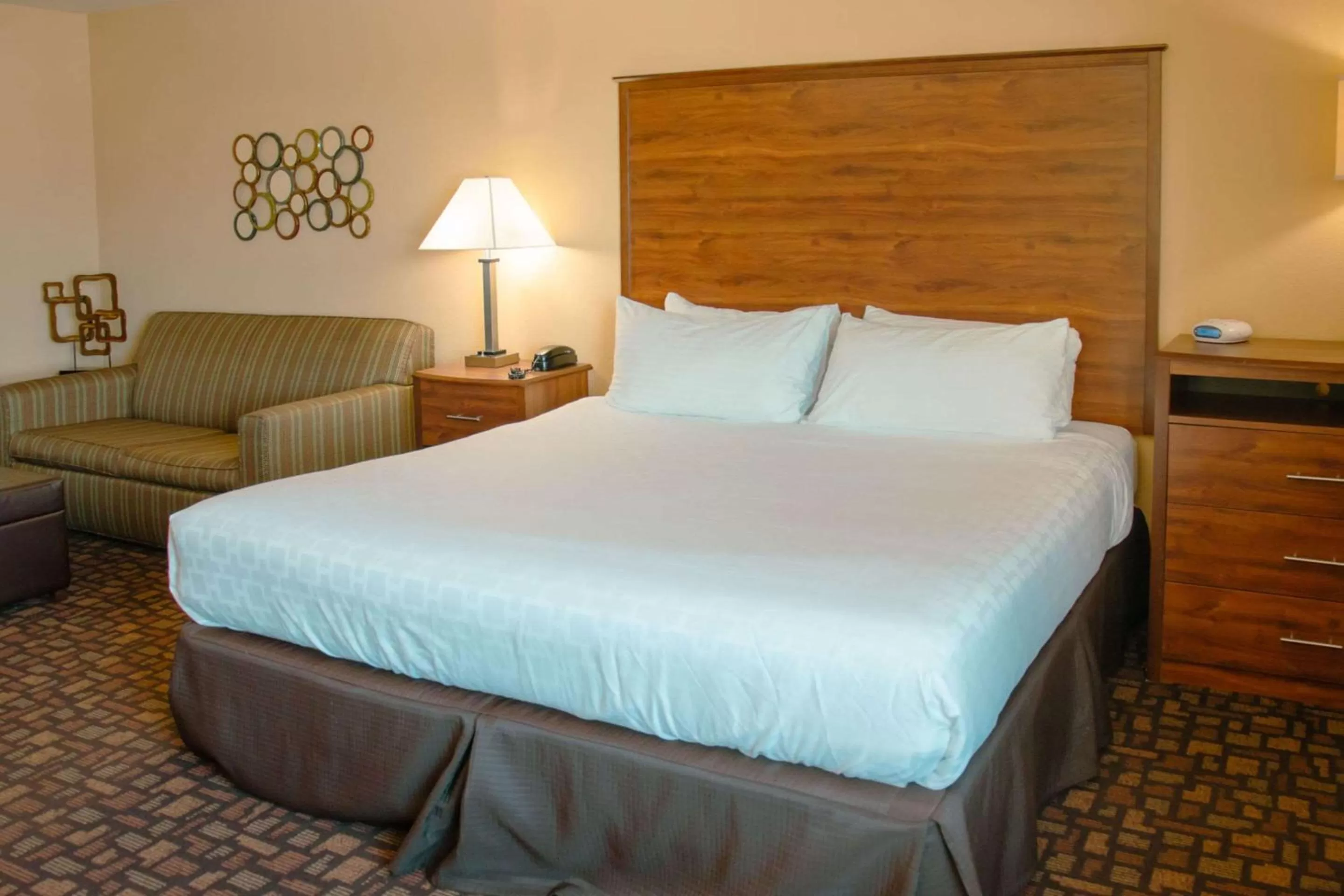 Bedroom, Bed in Expressway Suites of Grand Forks