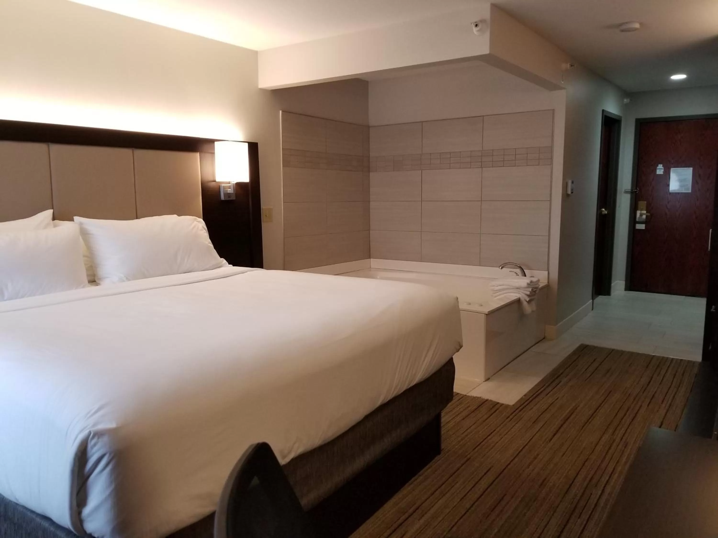 Photo of the whole room, Bed in Holiday Inn Express Birch Run-Frankenmuth Area by IHG