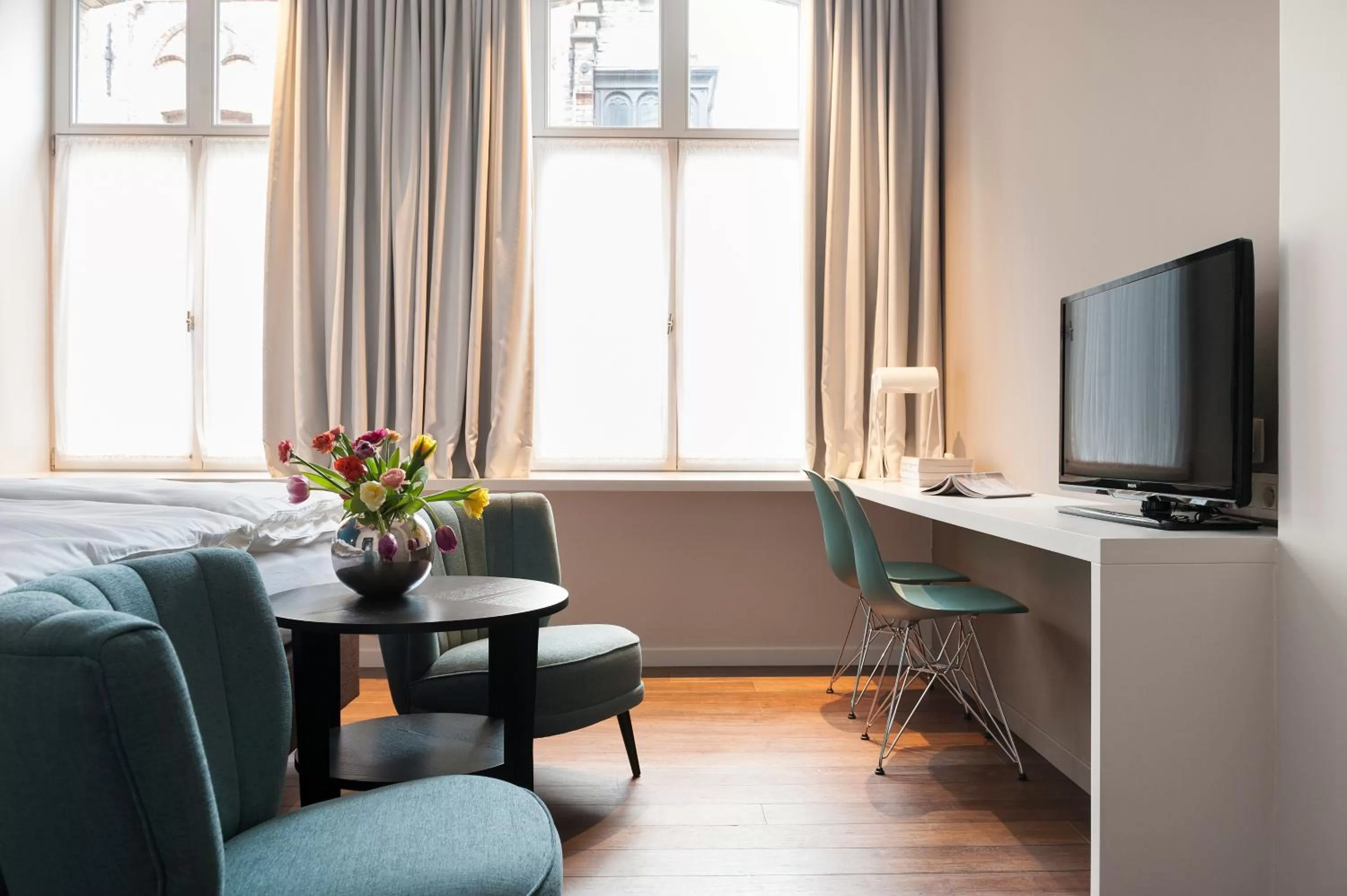 Communal lounge/ TV room in Zakske13 - Design Boutique B&B in Bruges city centre