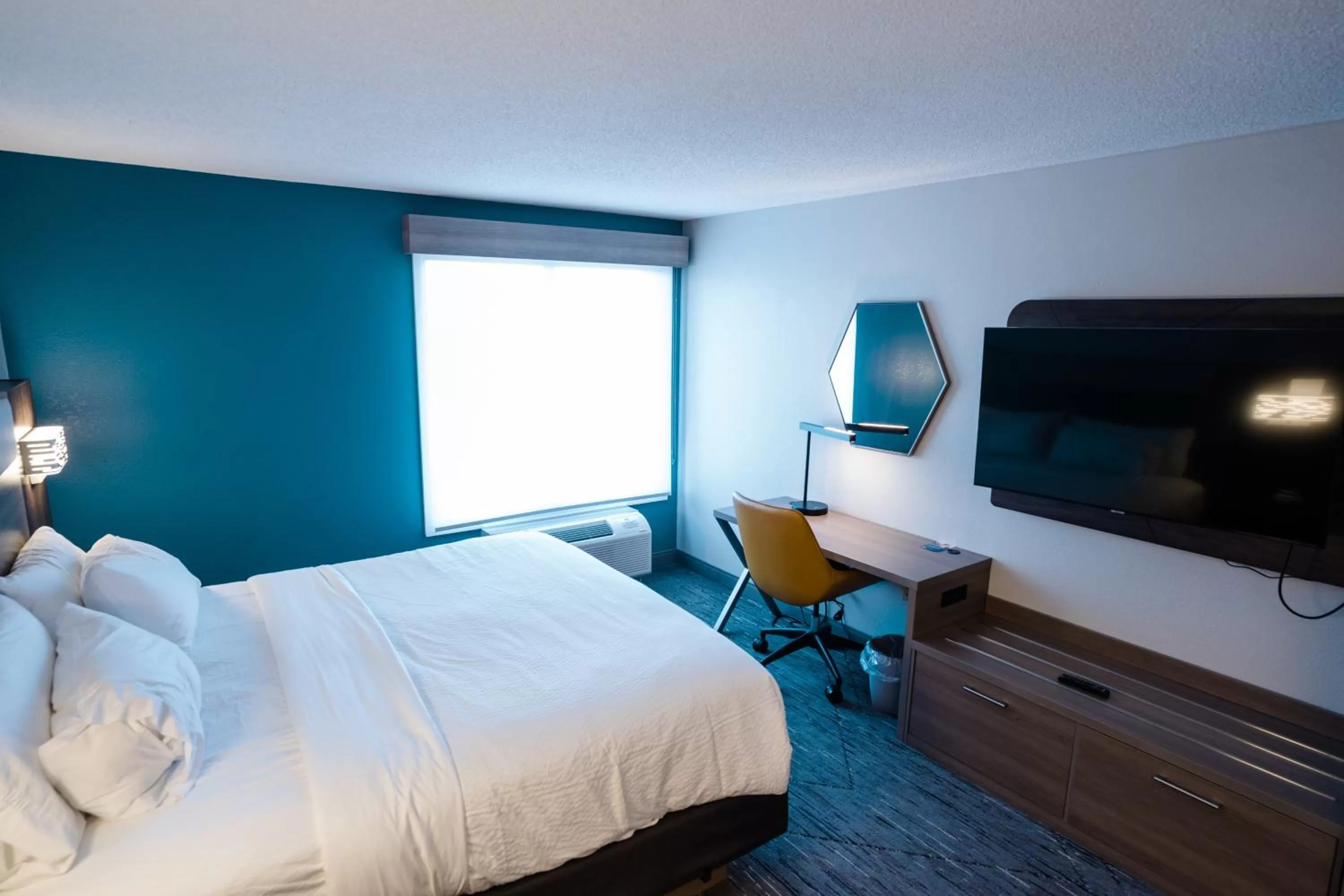 Photo of the whole room, Bed in Holiday Inn Express Hotel & Suites Knoxville-North-I-75 Exit 112 by IHG