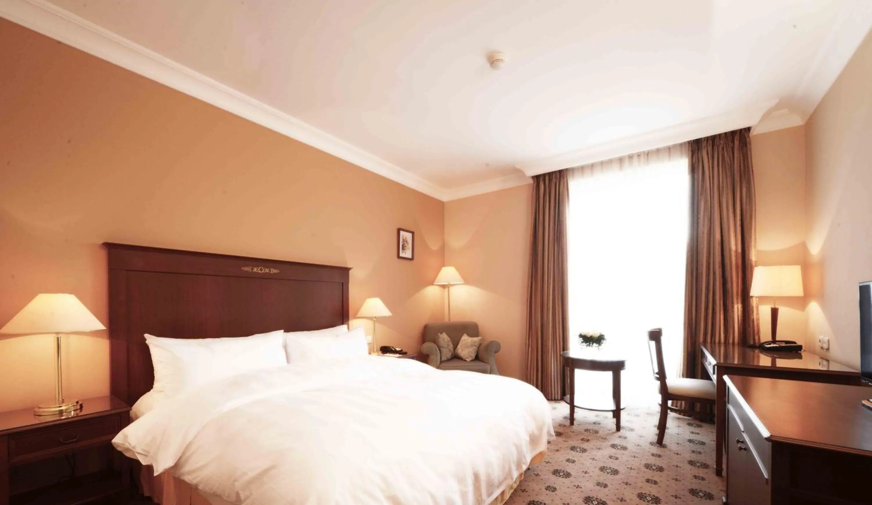 Bed in LOTTE City Hotels Tashkent Palace