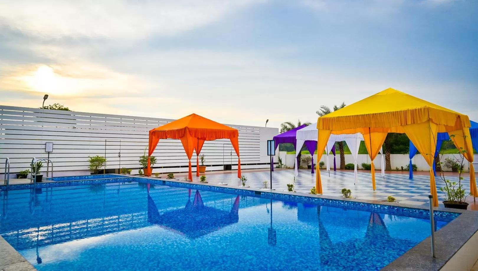 Area and facilities, Swimming Pool in Hotel Laxmi Empire