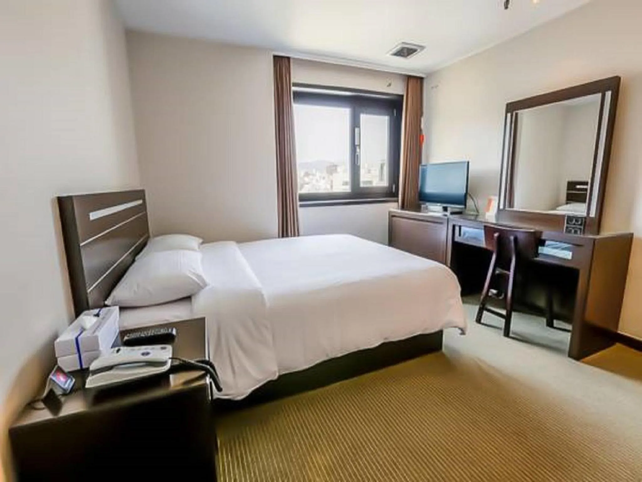 Bedroom, Bed in Busan Tourist Hotel