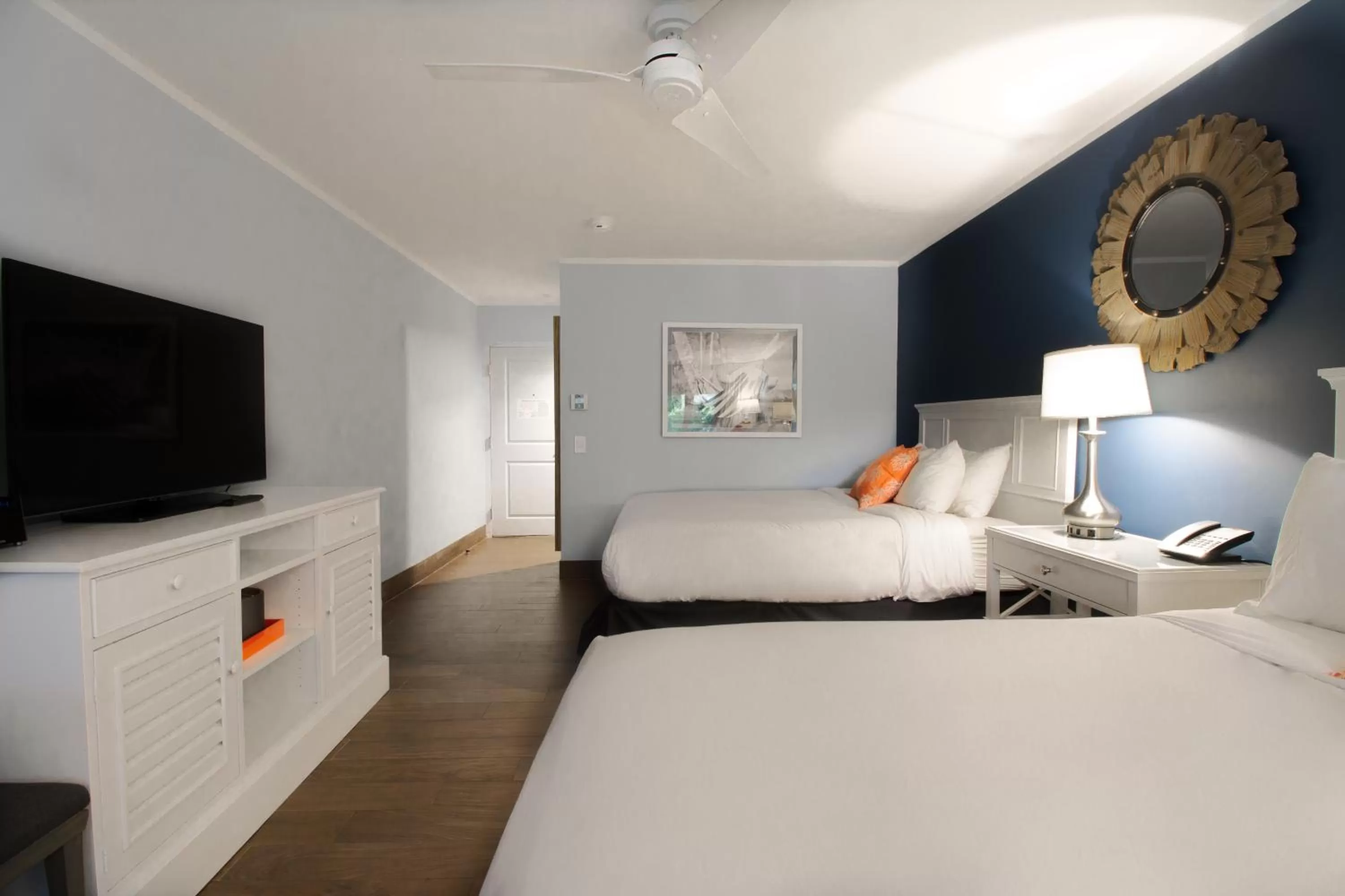 Communal lounge/ TV room, Bed in Banana Bay Resort & Marina